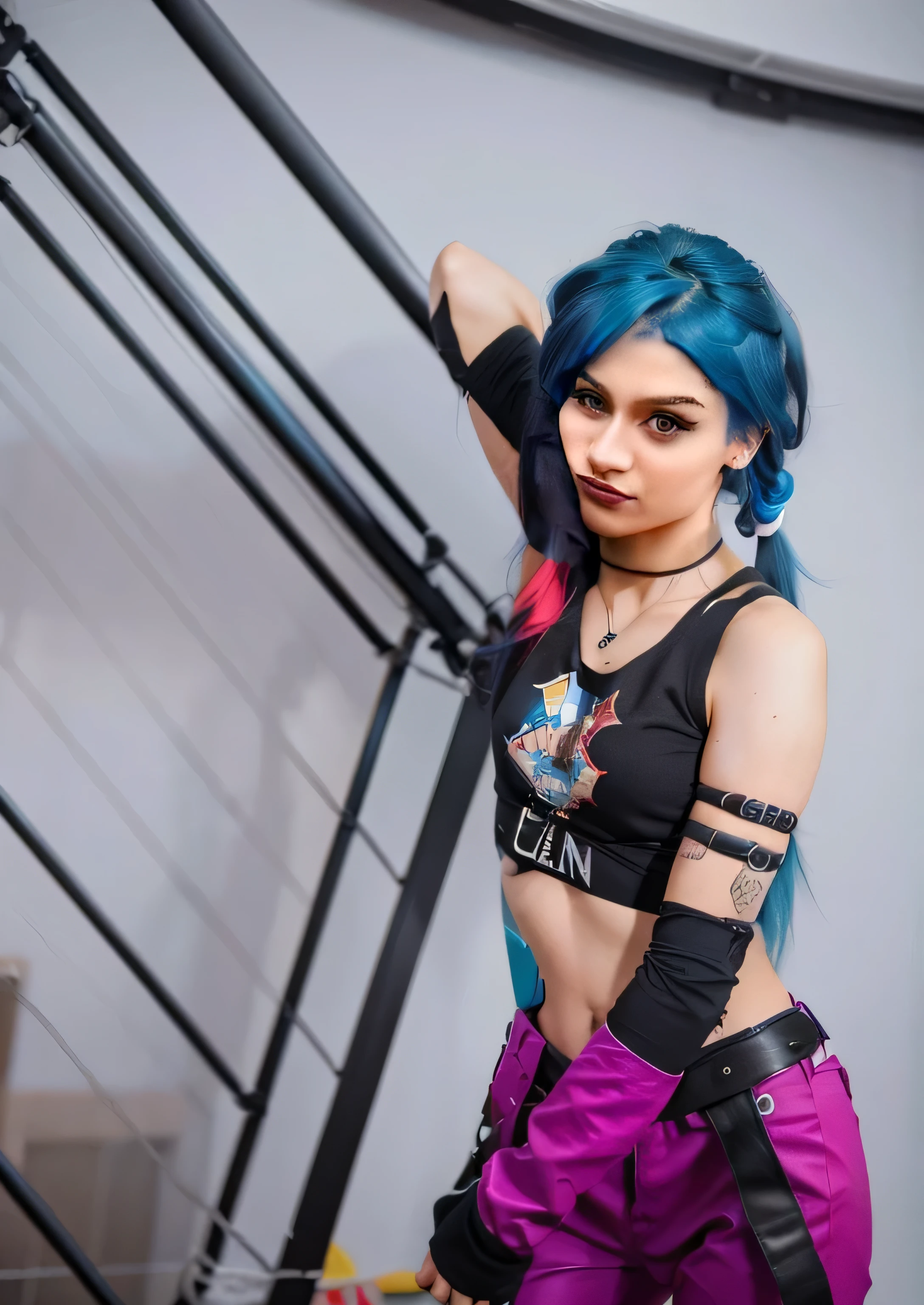primeiro plano, De, E, Mulheres, com, pelo azul, E, blusa negra, portrait of Jinx De Arcano, Jinx De Arcano,  extremadamente Detallado, Estilo Artgerm, placa ArtGerm, kda, cara De gafe, IG moDel  chica com cabello azul trenzado, Gafe, misterioso. Gafe. em terceira pessoa, Efecto De Desenfoque, Long exposure, 8k, ultra HD, natural lighting, changing the lighting, red cinema lighting. explodido
