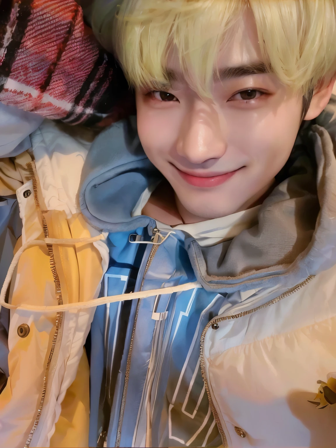 Imagen arafed de un hombre con cabello rubio y chaqueta., pale korean adorable face, cai xukun, pintar ulzzang, jinyoung shin, inspirado en jeonseok lee, sonriendo bien, 8k selfie photography, aesthetic jinyoung pimple, shy smile, taehyung comiendo papas fritas gucci, inspirado en Bian Shoumin, smiling shy, xqc, cara linda y clara
