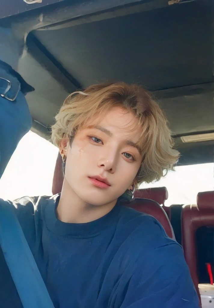 Jeon Jungkook do bts loiro dos olhos esverdeados 