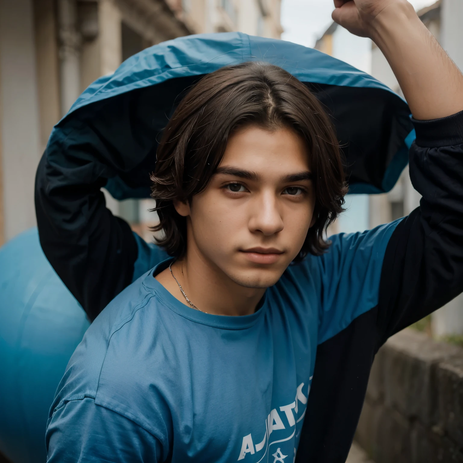  de cabelo azul curto (na altura do ombro), tem por volta de 16 anos, He likes black clothes, he has dark brown eyes, his face is somewhat rounded., o queixo pequeno e marcado 