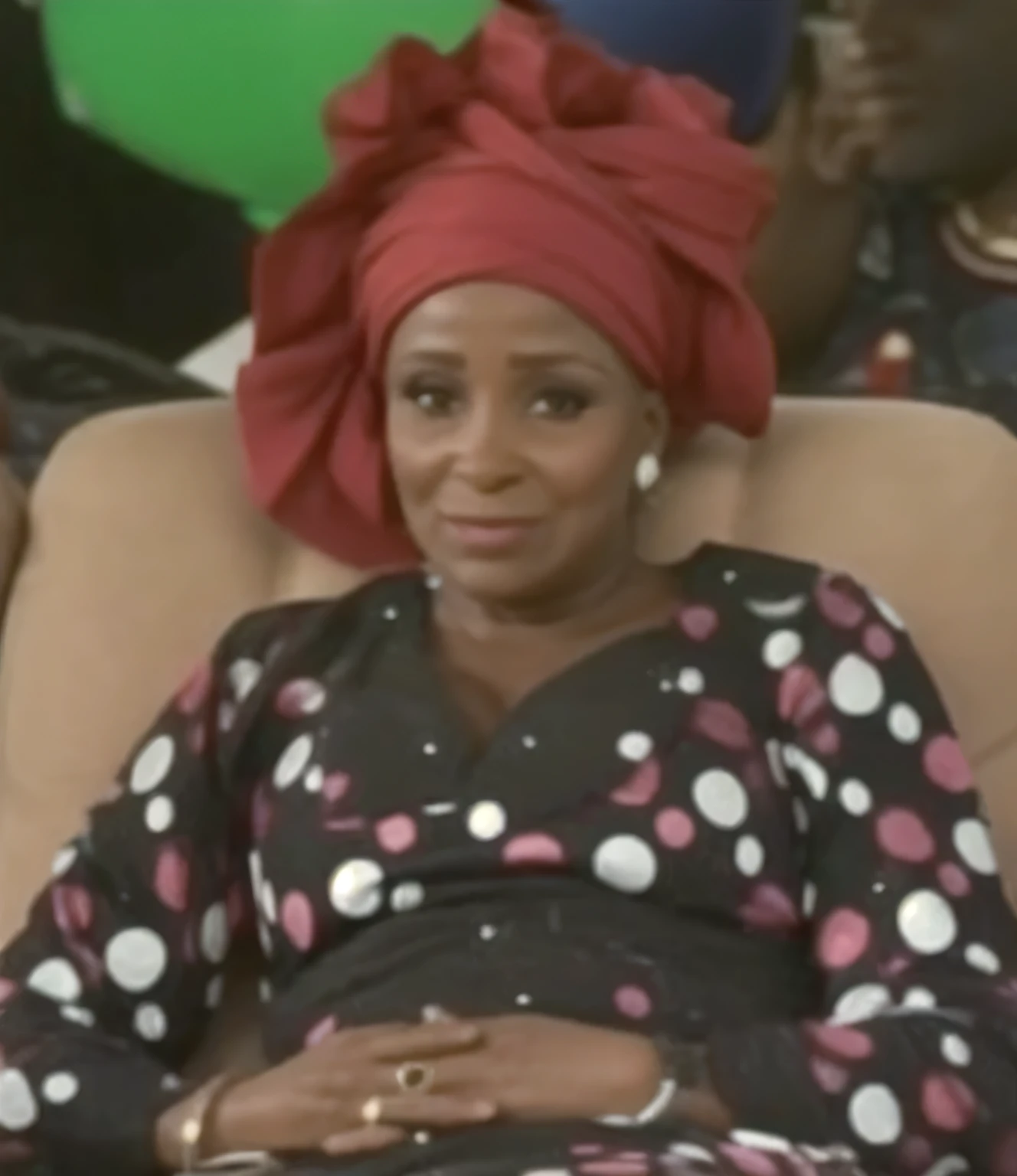 Mujer ,fiesta lady de Gambia tiene la piel negra oscura., he is 58 years old,,