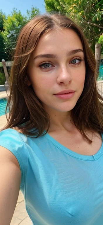 Femme brune de 30 ans, qui a un visage très naturel, thin lips, T-shirt, gros seins, Yeux fins, sourcils fins,Long cils, dehors, selfie.