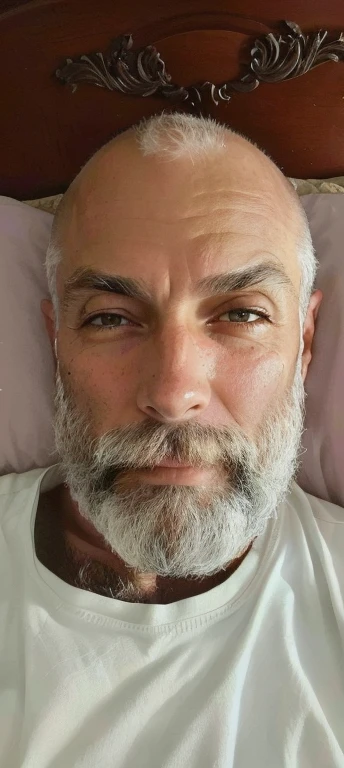 There's a man with a beard lying on the bed with a pillow, imagem de perfil, Homem de 5 0 anos, homens de 45 anos, selfie de um homem, foto de um homem branco de 50 anos, Homem de 4 0 anos, barba branca curta, careca e barba branca, cara com barba, 38 anos, 3 6 anos