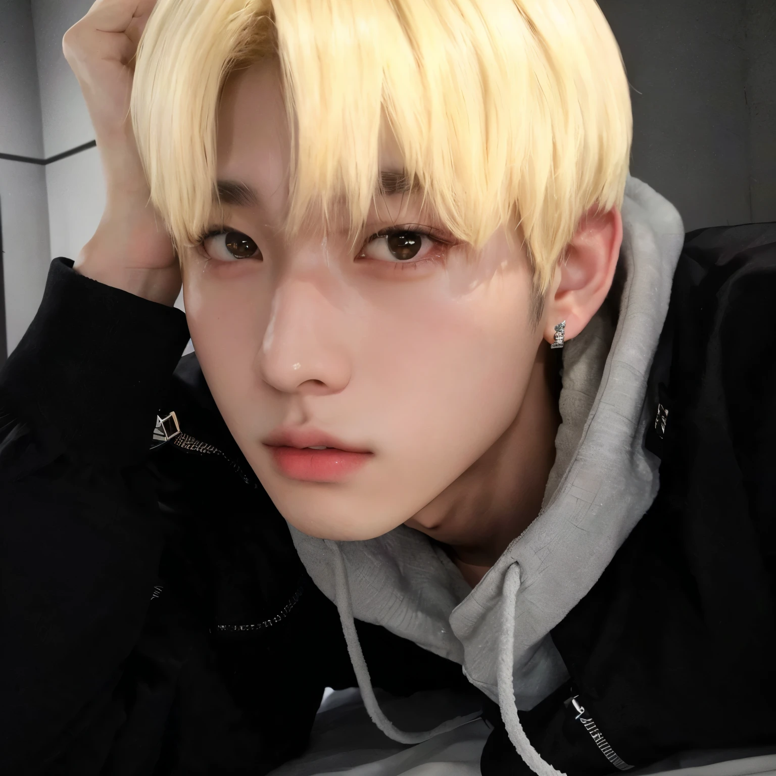 Hombre arafed con cabello rubio y una chaqueta negra posando para una foto., cai xukun, jungkook, jinyoung shin, Kim Doyoung, hyung tae, pintar ulzzang, Jimin\his right eyelid is swollen, sus ojos brillan de color amarillo, taken in the early 2020s, chico rubio con ojos amarillos, Jung Jaehyun