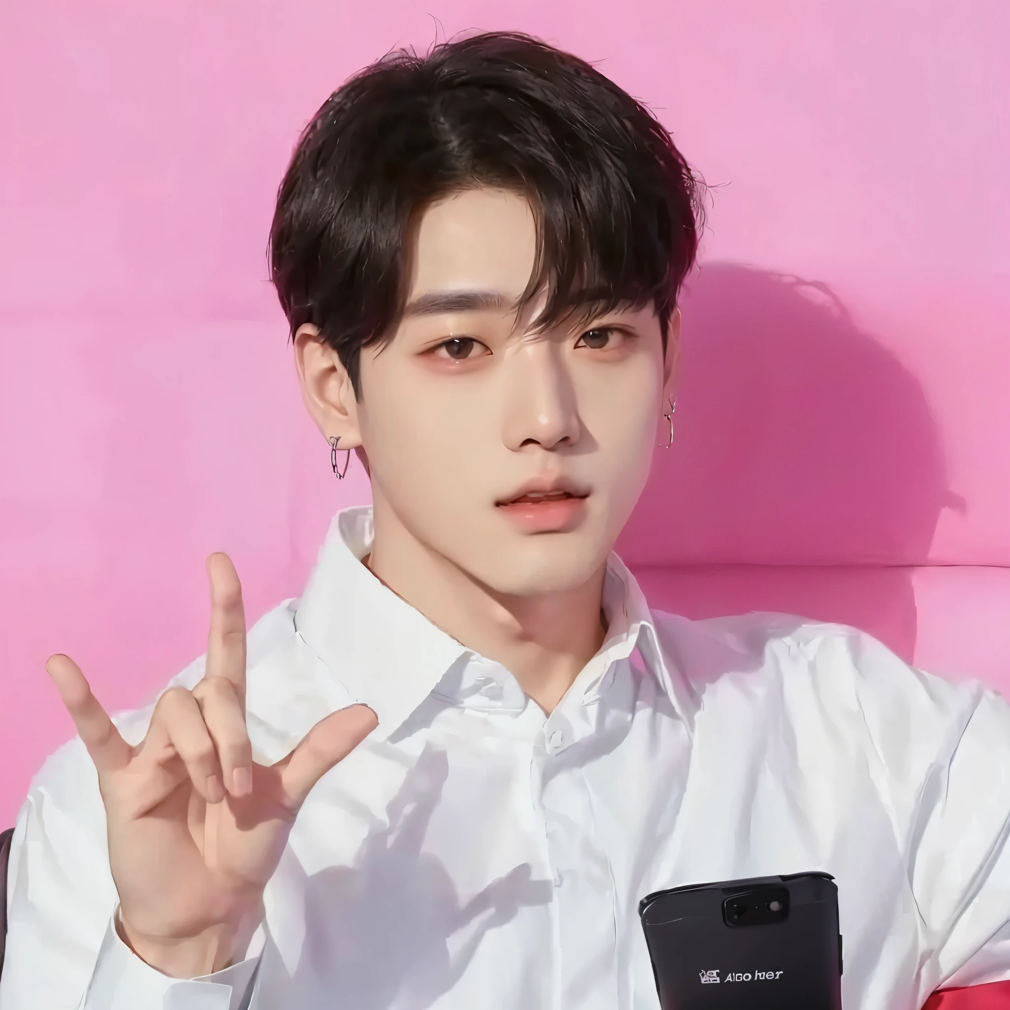 Arafed image of a man in a white shirt and a black phone., jungkook, cai xukun, Kim Doyoung, jinyoung shin, hyung tae, Yanjun Chengt, foto de perfil en la cabeza, Hong June Hyung, kim taejin, marca lee, cuchilla del grupo de drenaje, sakimichan, pale korean adorable face, diez lee
