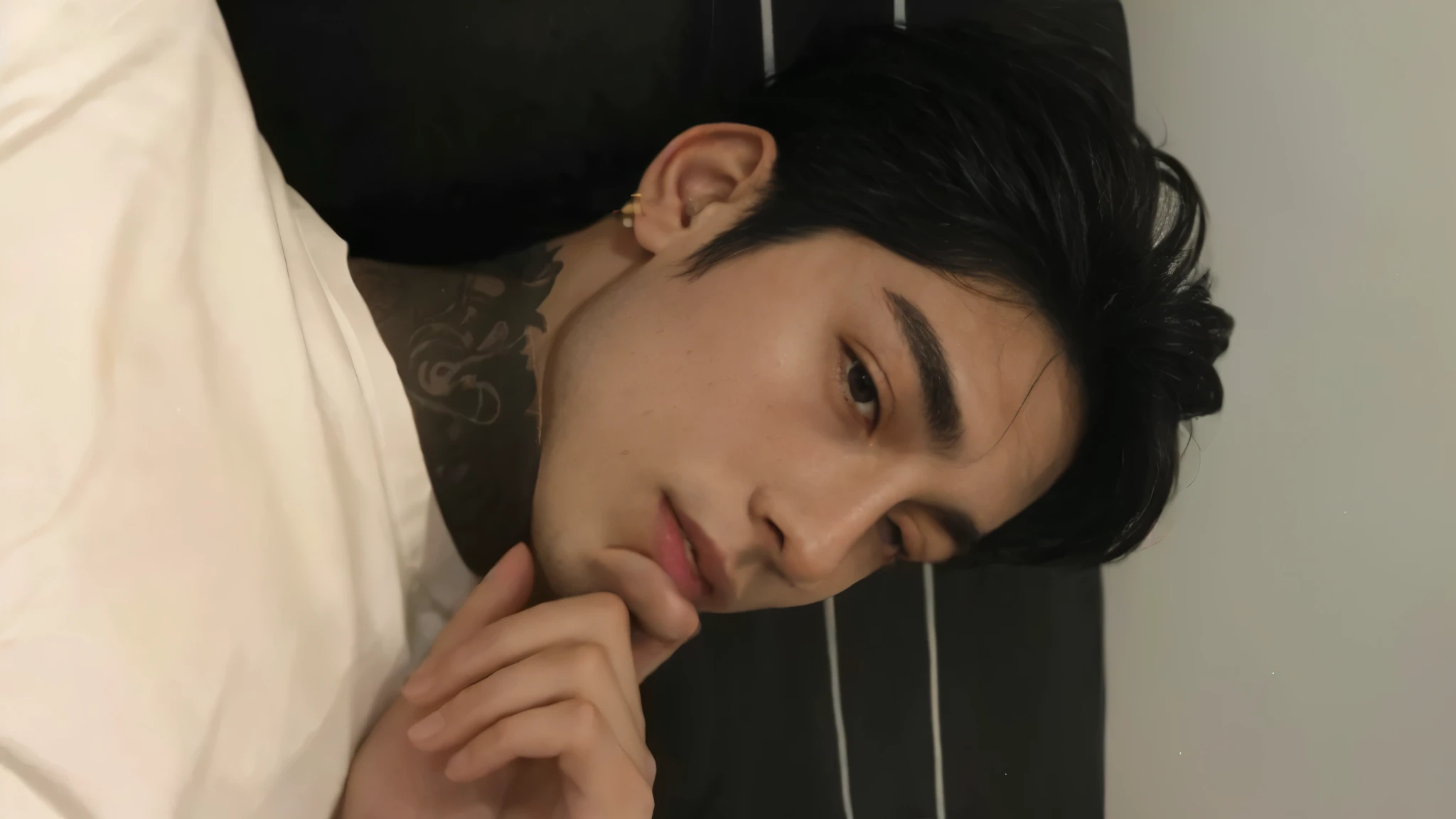 chiseled man with a tattoo on his neck lying in bed, Jinyoung Shin, cai xukun, pintar ulzzang, Jinyoung Shin aesthetic, kanliu666, Hong junho hyung, Yanjun Chengt, imagem de perfil, 1 de 7 anos, rosto magro, hyung tae, Kim Doyoung, Asian man, cute japanese demon boy