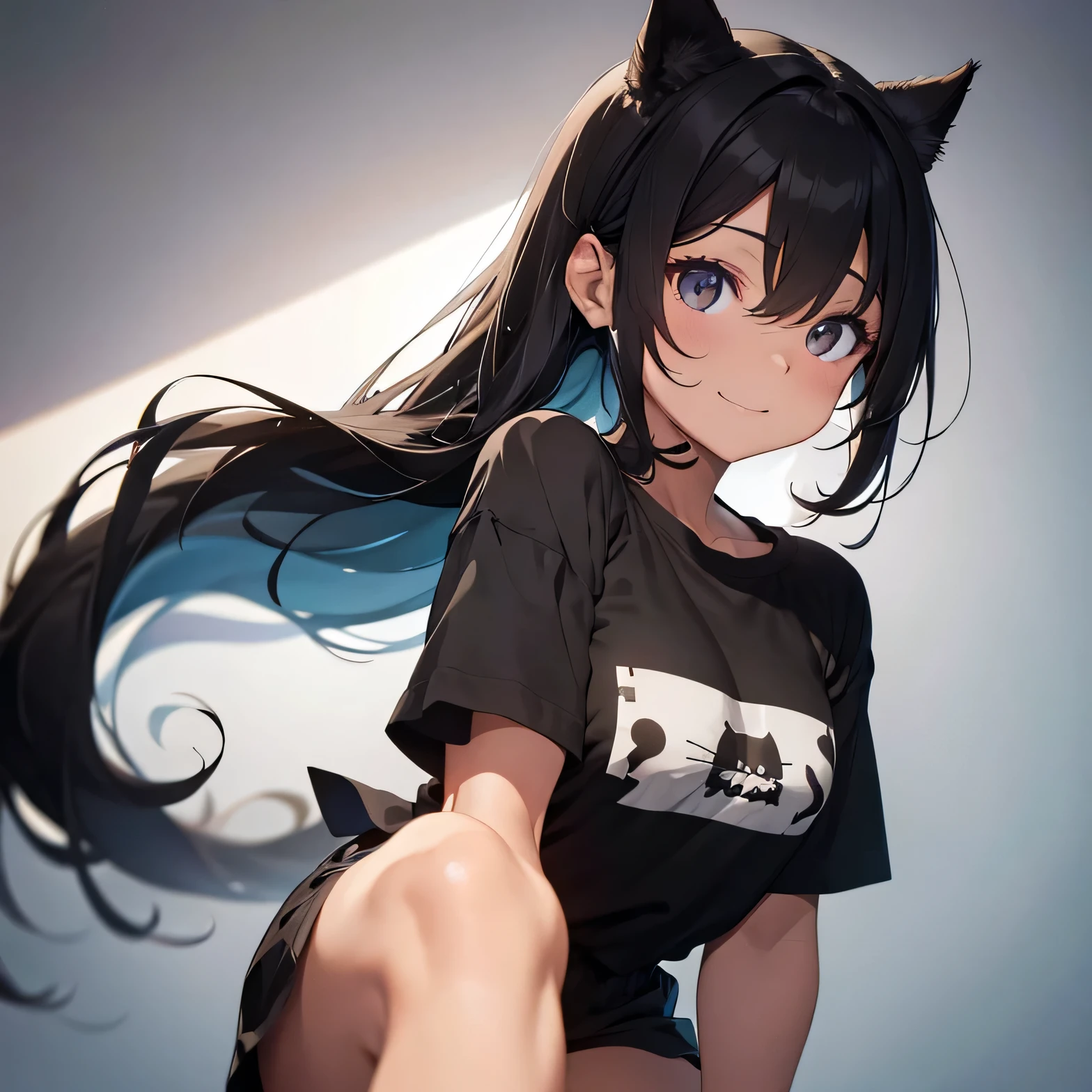 Pelo negro, orejas de gato, ojos anarillos, piel morqda, una sonrisa grande, un colmillo ligeramente sobresaliente,blusa negra y un short beage 