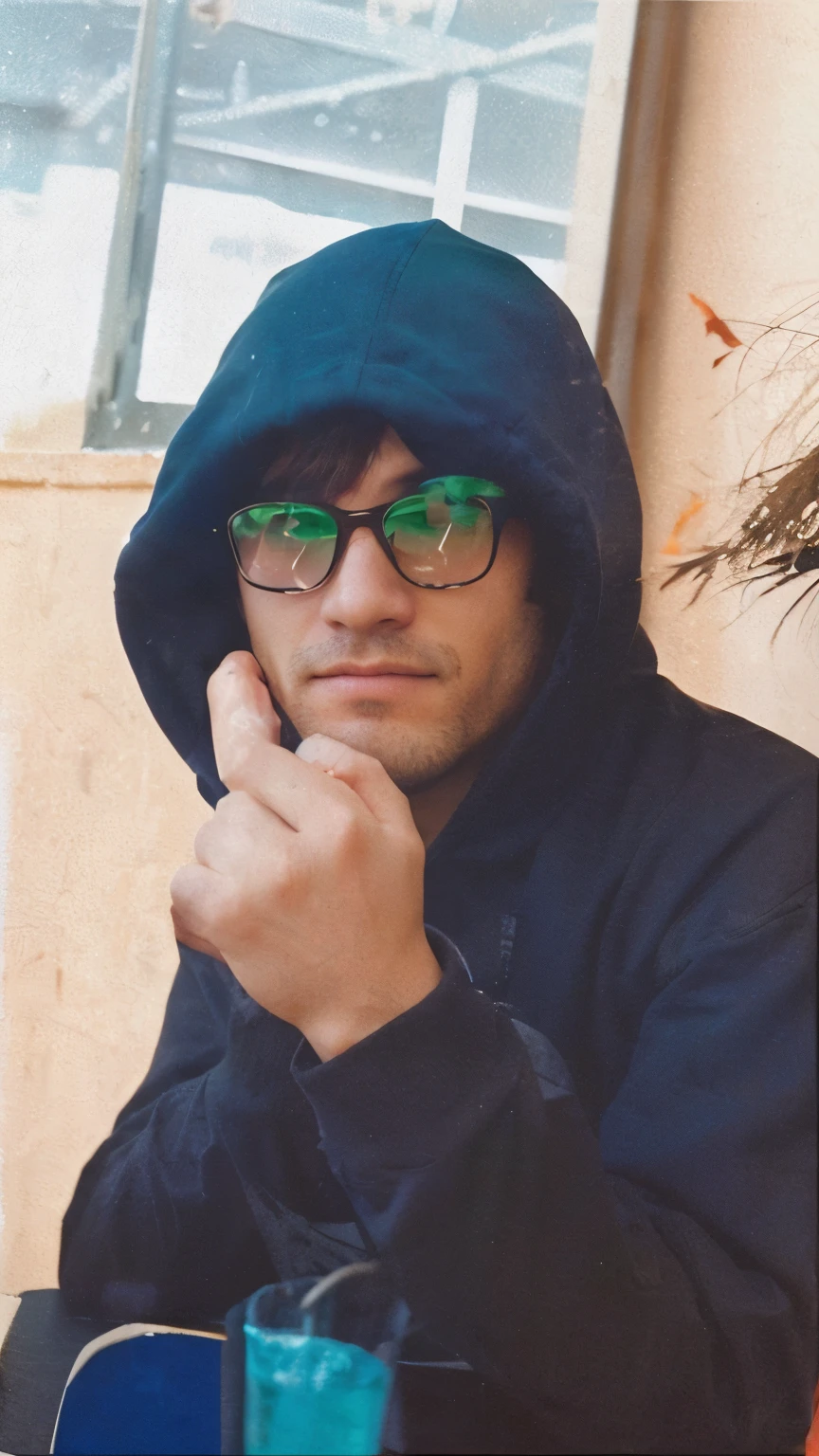 there is a man con gafas and a hoodie sitting at a table, foto de perfil 1024px, imagen de muy muy baja calidad, como personaje de anime, taken in the early 2020s, granulado de baja calidad, granulado de baja calidad, low quality photography, avatar image, with the index finger, foto coloreada, con ojos brillantes, con gafas