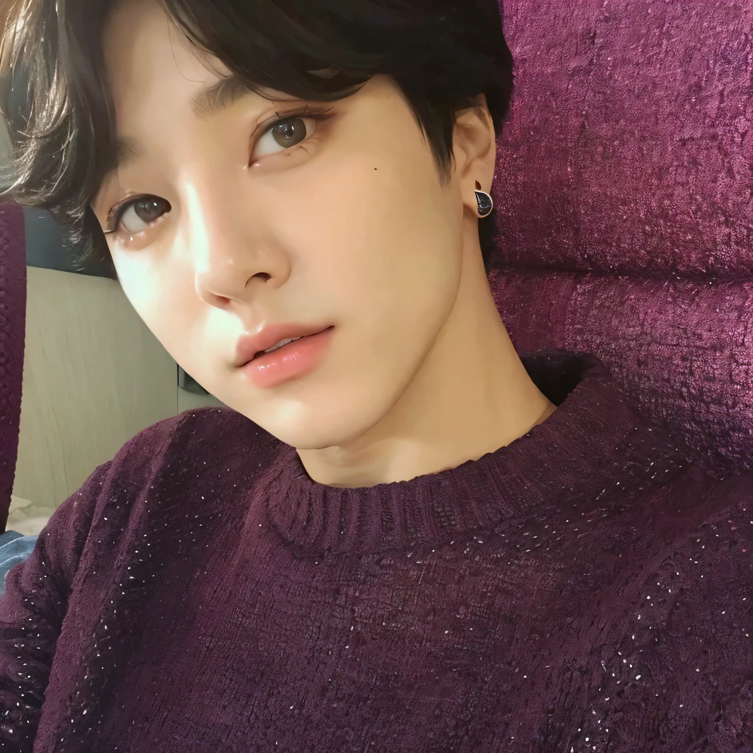 Jungkook do BTS selfie moreno, com uma maquiagem leve no rosto, olhos de boneca preto, usando uma blusa coquette com rendas de cor marrom, jungkook soft, JUNGKOOK