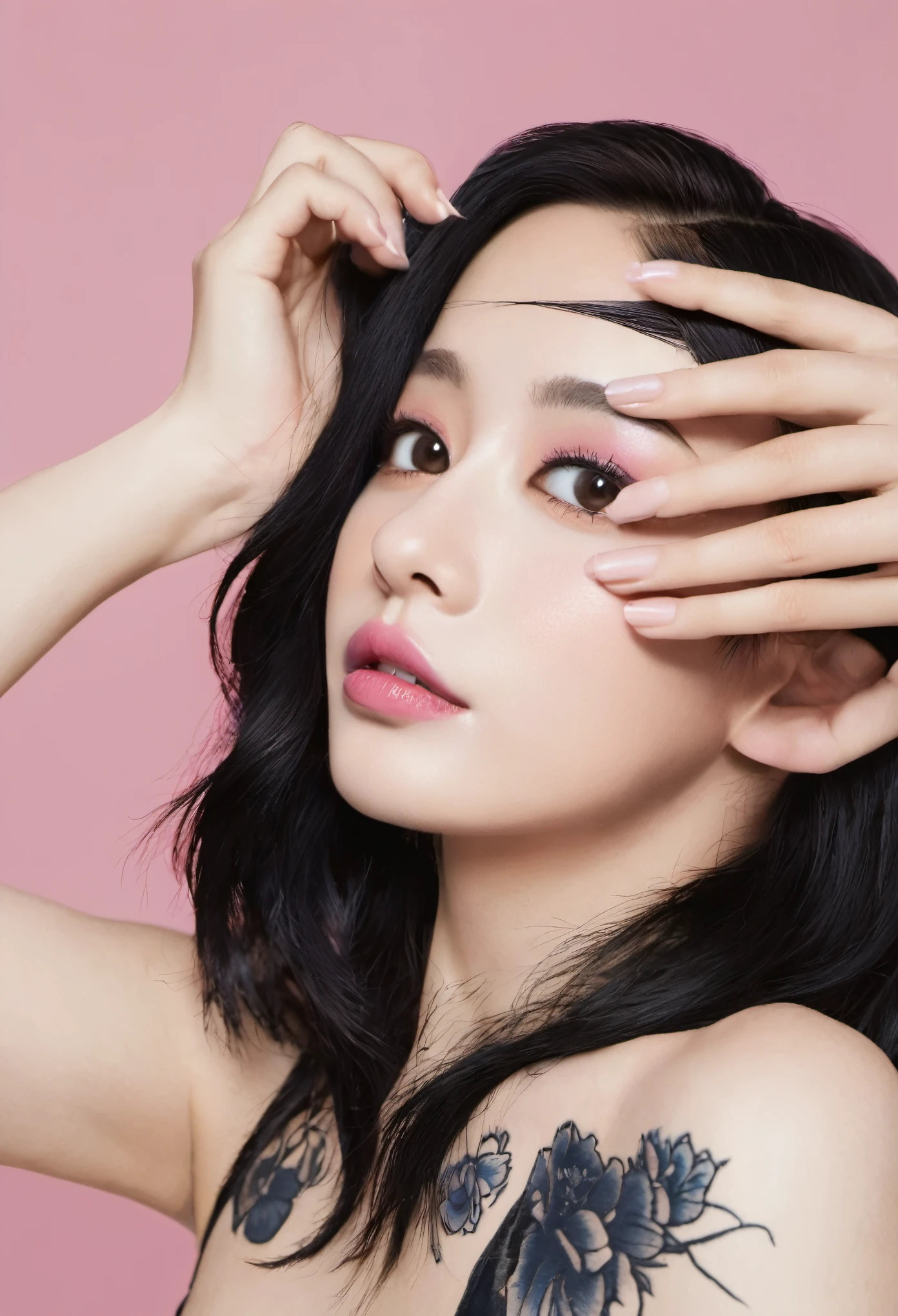 Mulher, shoulder-length black hair, olhos azuis e boca rosa, tatuada e de top
