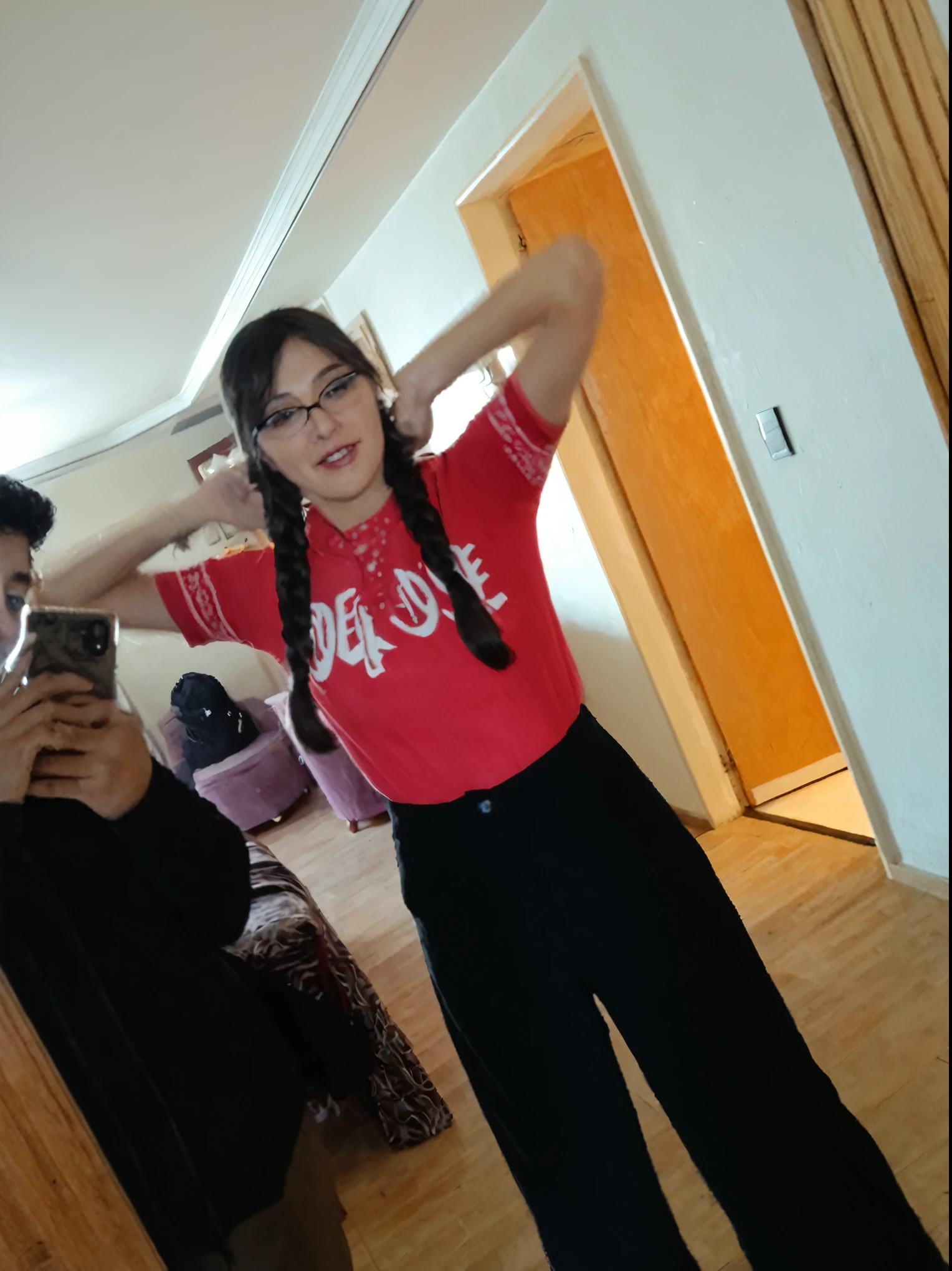 Quiero que le quites toda la ropa, y hazla una modelo de contenido para adultos 