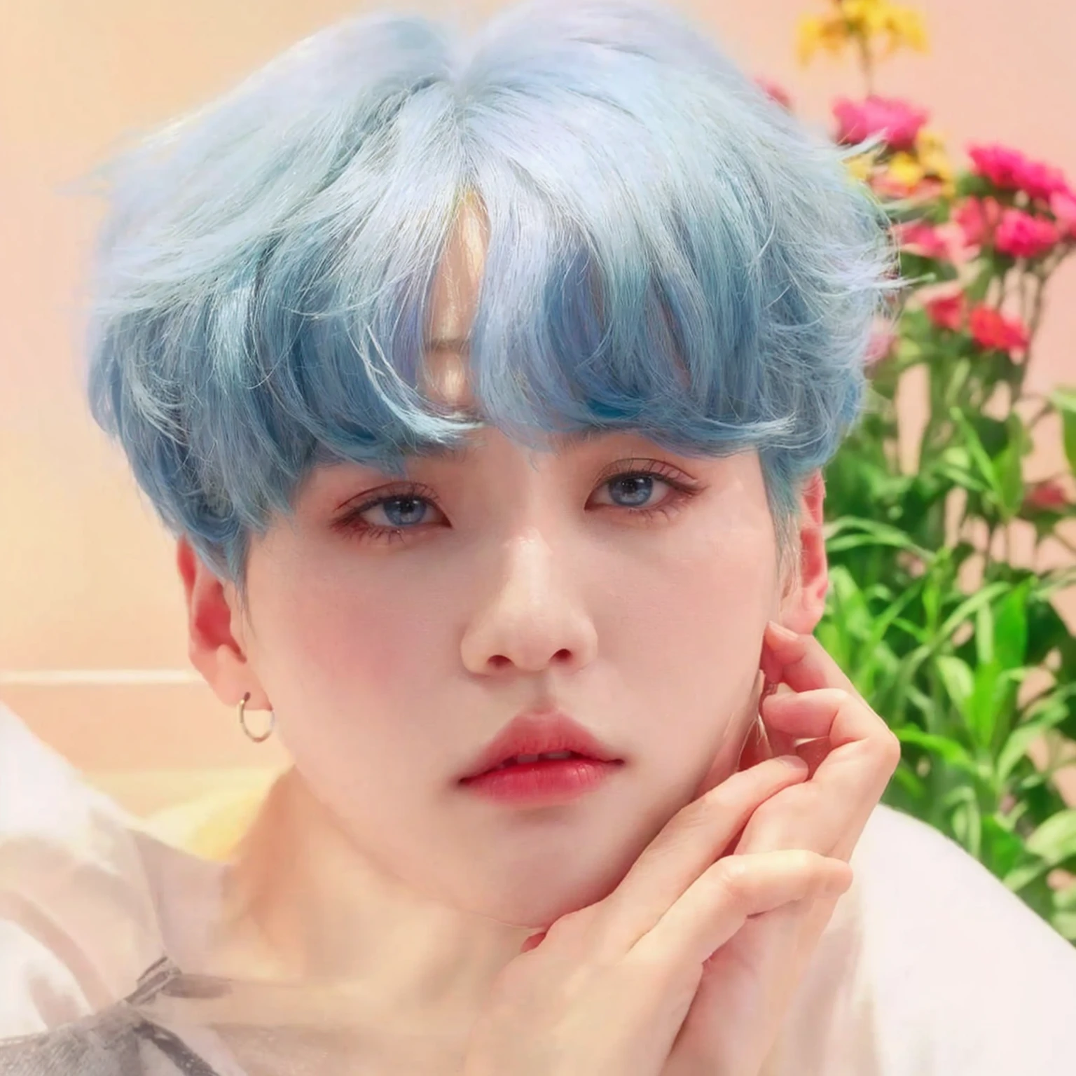 Un primer plano de una persona con el pelo azul y una camisa blanca, yoongi de pelo negro, inspirado en Yanjun Cheng, Jimin, park Jimin, Jimin\los labios carnosos, Jimin\his right eyelid is swollen, Jimin\'s grecian nose, Yanjun Chengt, inspirado en jeonseok lee, pale blue skin, cai xukun, Hong June Hyung