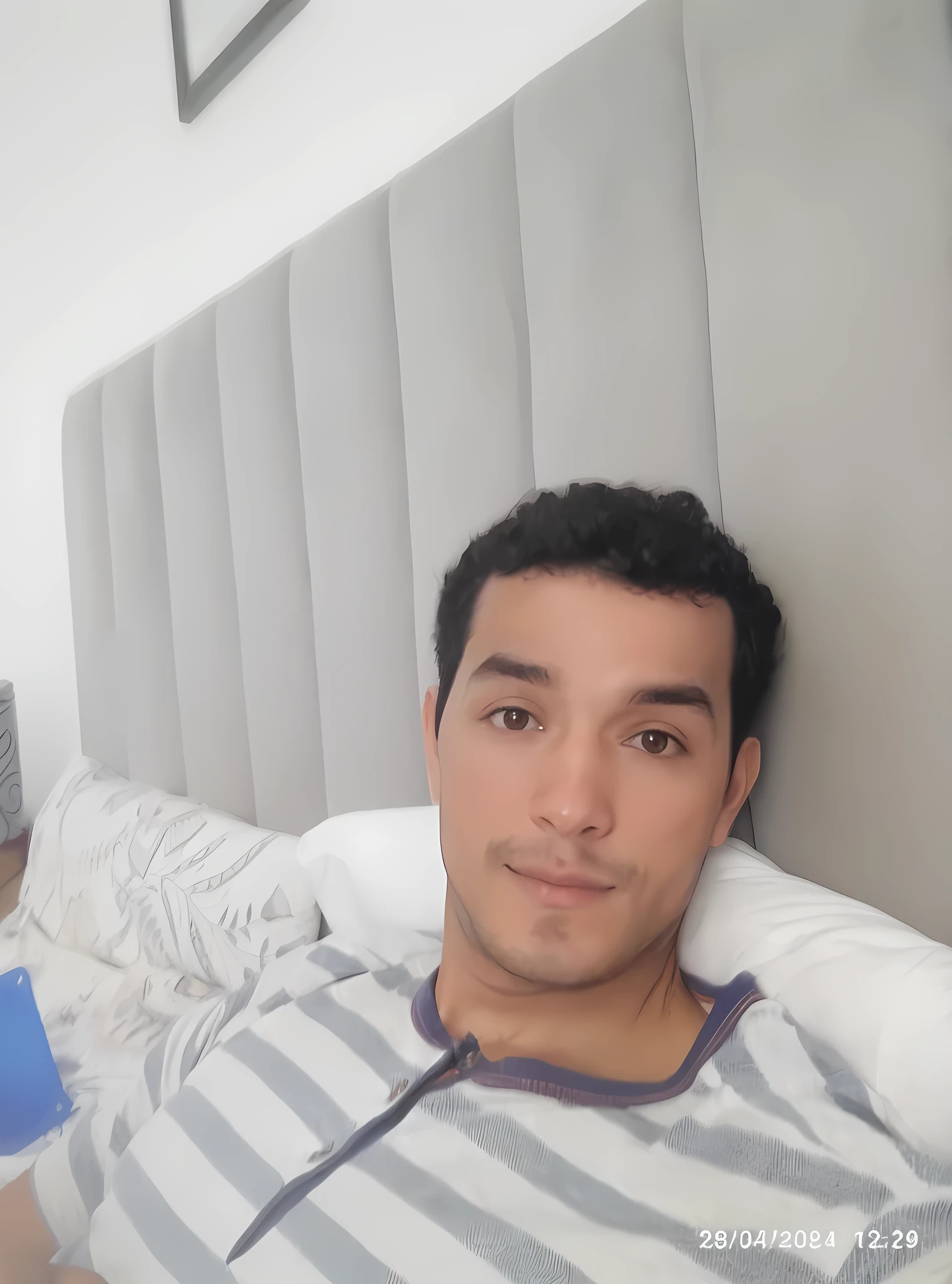 hombre arafed acostado en la cama con una botella de agua, alejandro, en mi cama, Caio Santos, foto frontal, imagen de muy muy baja calidad, foto realista, 8k selfie photography, mohamed chahín, Help me, david rios ferreira, madre mostaza, relax and smile at the camera, atef., Mateo 9 5