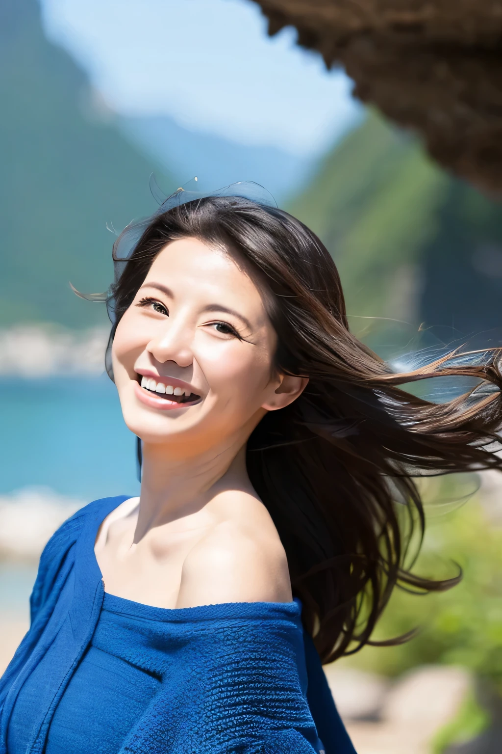 Blur the background in blue、A slightly darker background、Background with sea and mountains、Adult women、４０Old beautiful woman、４０〜５０Old woman、hair、long hair、Swaying in the wind、A pleasant breeze、refreshing、smile、beautiful、