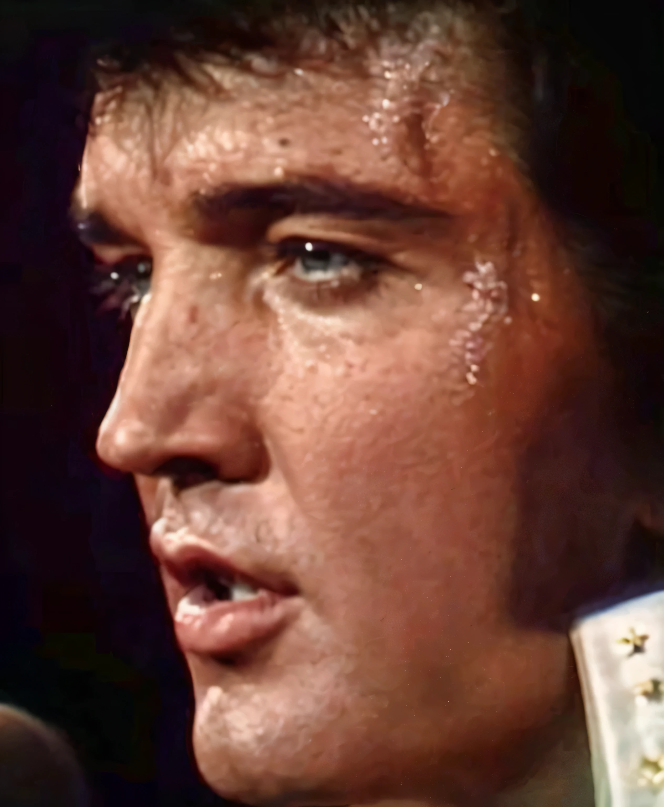 Elvis Presley chorando enquanto cantava na frente de um microfone., Elvis, Elvis Presley, Retrato de Elvis Presley, animeElvis Presley, tears running down your face, emocionalmente evocativo, Head close-up, patilhas, fechar-se!!!!!, Close-up profile view, Captura de tela, Eddie, close do rosto, captura de tela do filme, biographical film, Has a devastated expression, 4 0 9 6