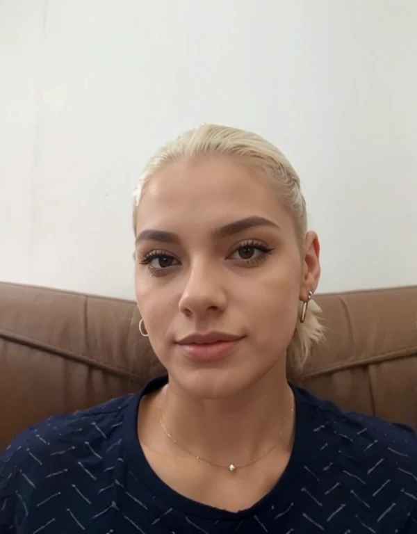Mulher branca com piercing no septo e seios gigantes e um cabelo muito grande 
