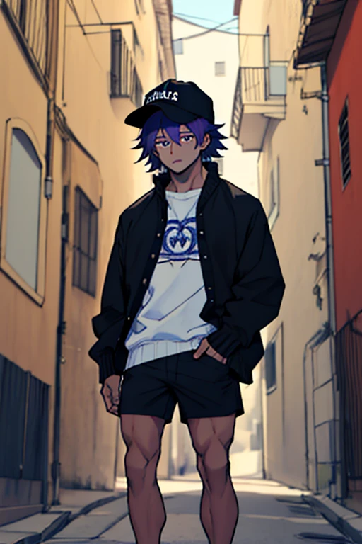 Hombre, cabello morado, gorra negra, ojos azules, camisa blanca, shorts negros, black sweater 