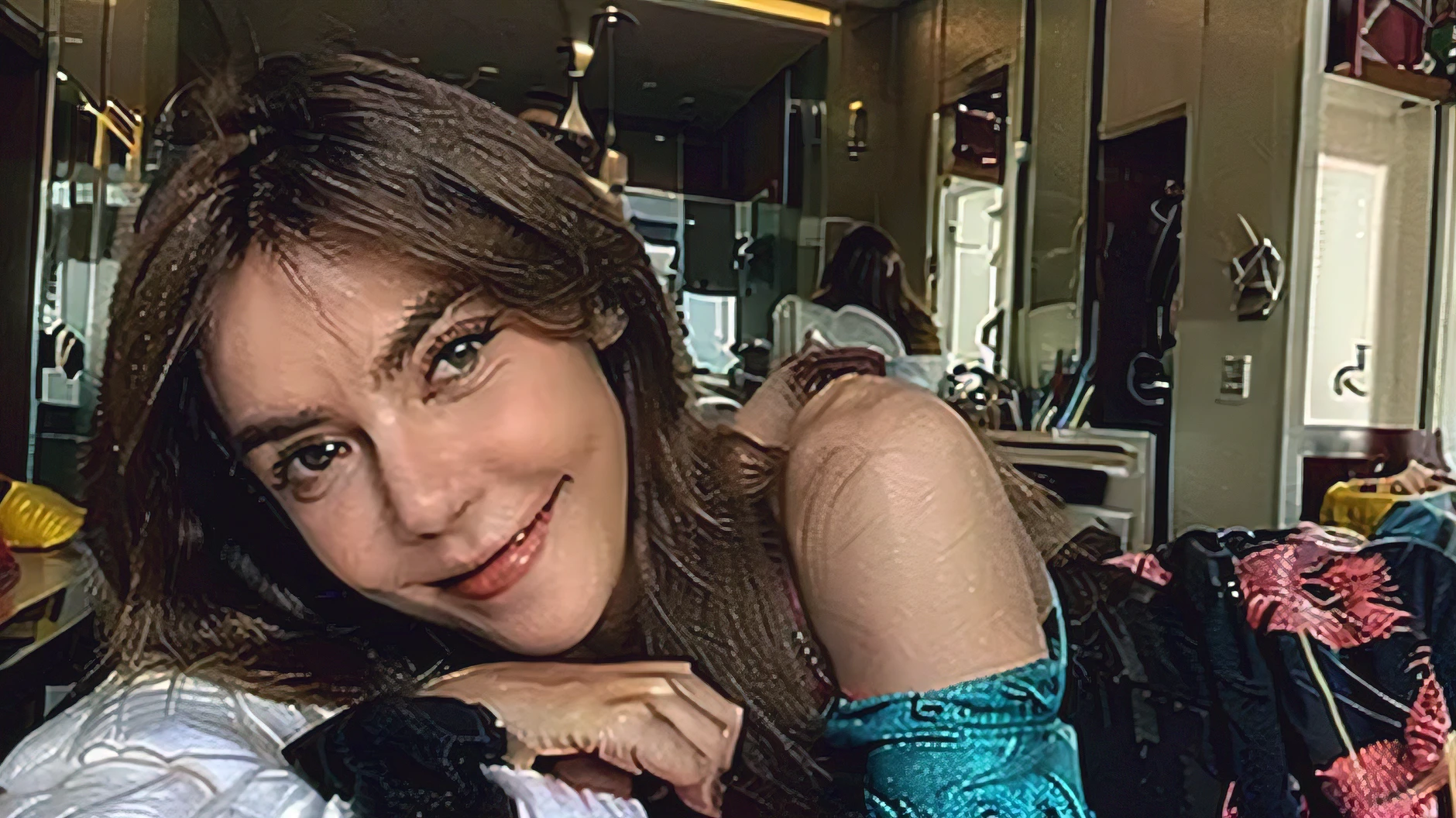 Mulher de 22 anos, alta, cabelos curtos, olhos grandes, bunda grande, corpo definido, sorriso grande, molhada 