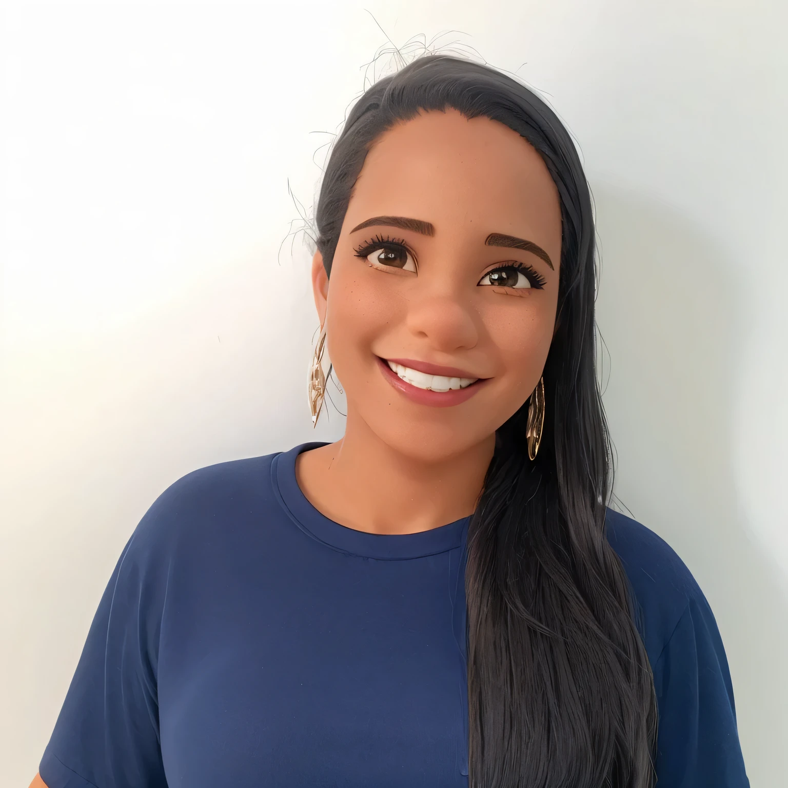 Mulher, cabelo preto, sorridente, brincos dourados e camisa azul.
