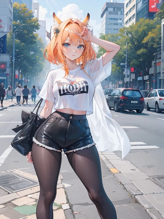 Maximum quality、Membros completos、dedos completos、uma linda mulher、Linda mulher peituda、Mulheres com cabelos lisoulher de cabelos castanhos、Top de malha laranja com gola alta e sem mangas、White shorts、black pantyhose、Um grande sorriso、Street trees、shibuya