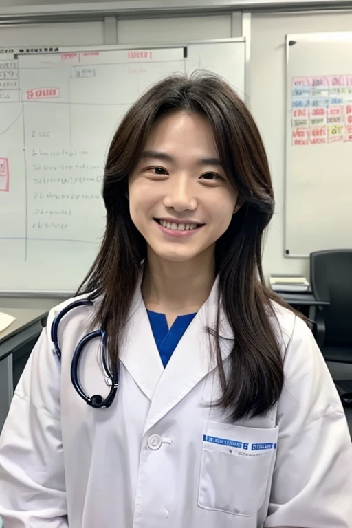 A smiling man with slightly long hair and a refreshing, doctor-like appearance.、Whiteboard in the background