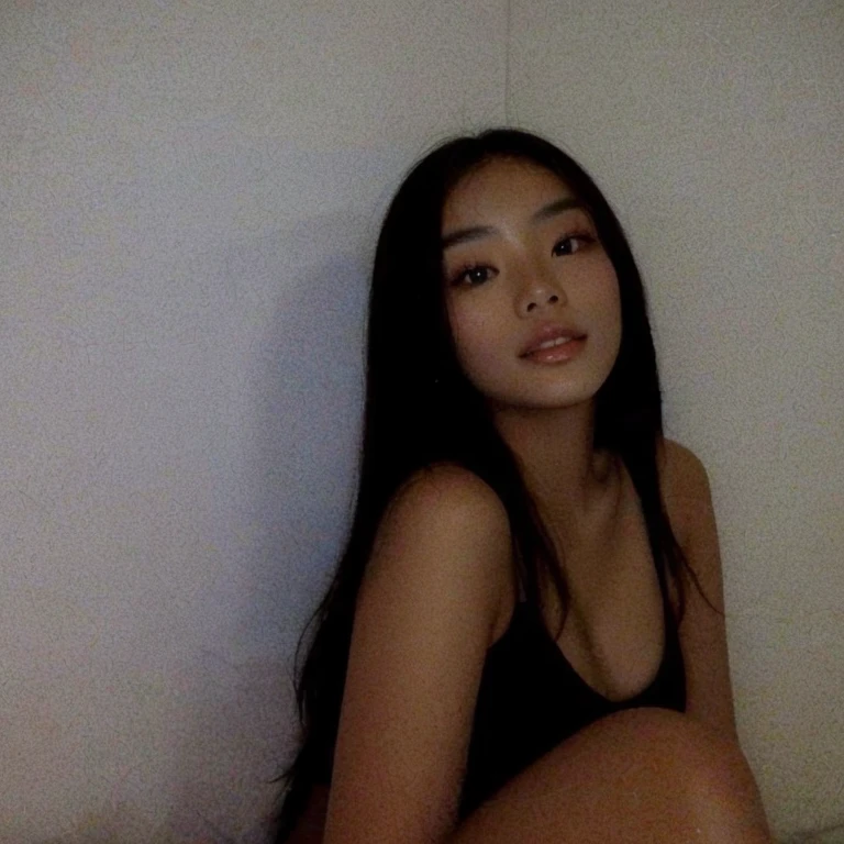 hay una mujer sentada en una cama con un top negro, 18 years, asian girl, Asian woman, she is in front of the camera, foto de perfil, con pelo negro liso, Asian woman, sentado en la cama, she is approximately 1 , imagen de perfil, en mi cama, beautiful asian girl, she is about 20 years old