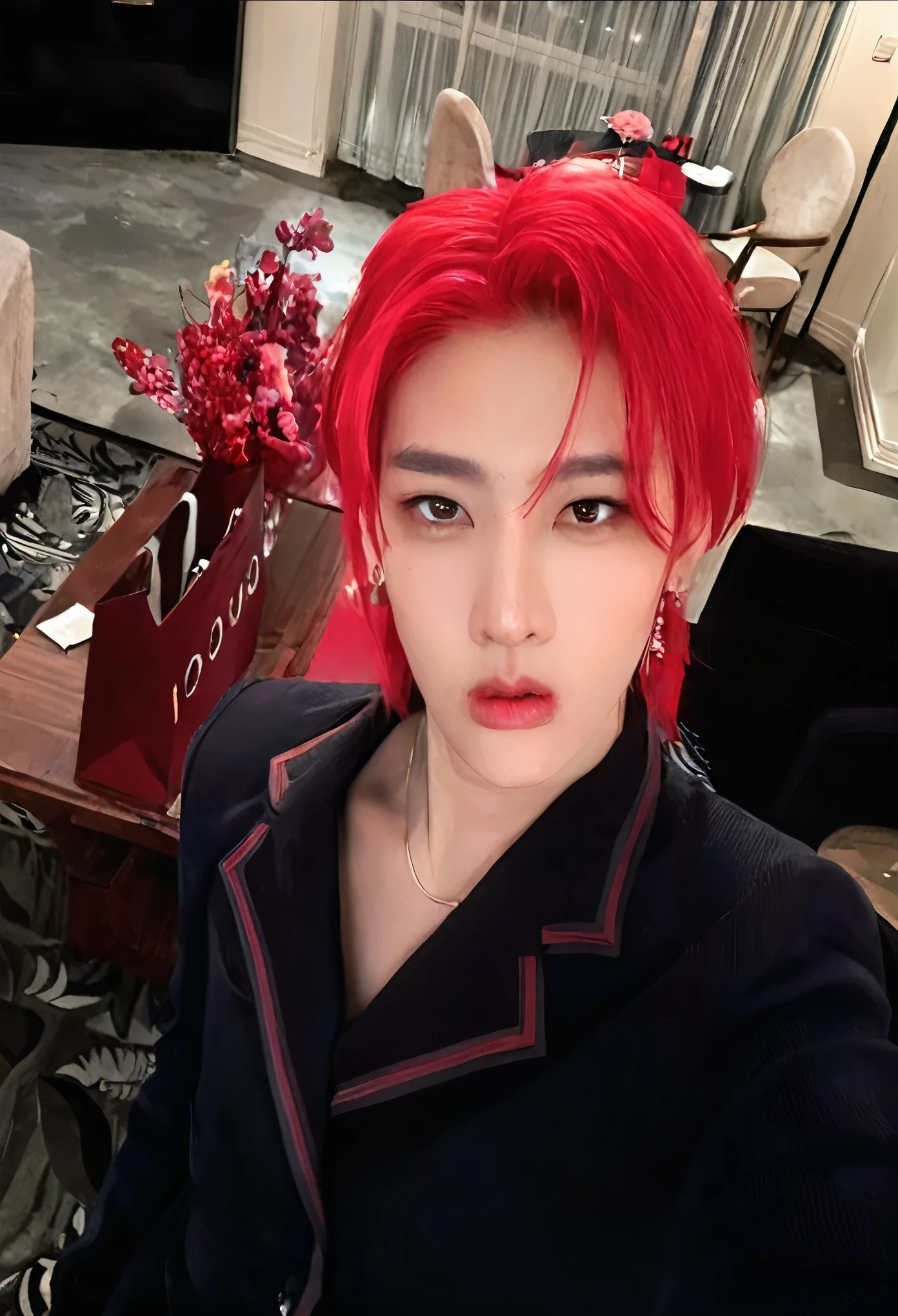 Hay un hombre con el pelo rojo y una chaqueta negra, cai xukun, Jung Jaehyun, retrato de ricky de zb1, xqc, sus ojos son rojos y brillantes, exclusivo, 8k!, sus ojos brillan de color rojo, de mi parte, vistiendo un traje negro y rojo, Kim Doyoung, 8k!!, 8k selfie photography
