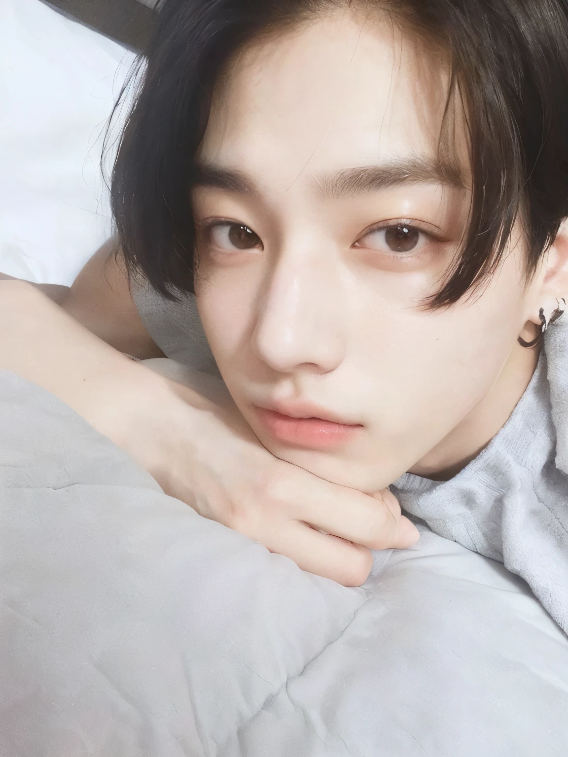 Mujer arafed acostada en una cama con la barbilla apoyada en la mano., jungkook, jinyoung shin, cai xukun, Kim Doyoung, pintar ulzzang, hyung tae, 1 7-year-old boy with a thin face, Jung Jaehyun, pale korean adorable face, kim taejin, he is about 2 0 years old, he is about 20 years old