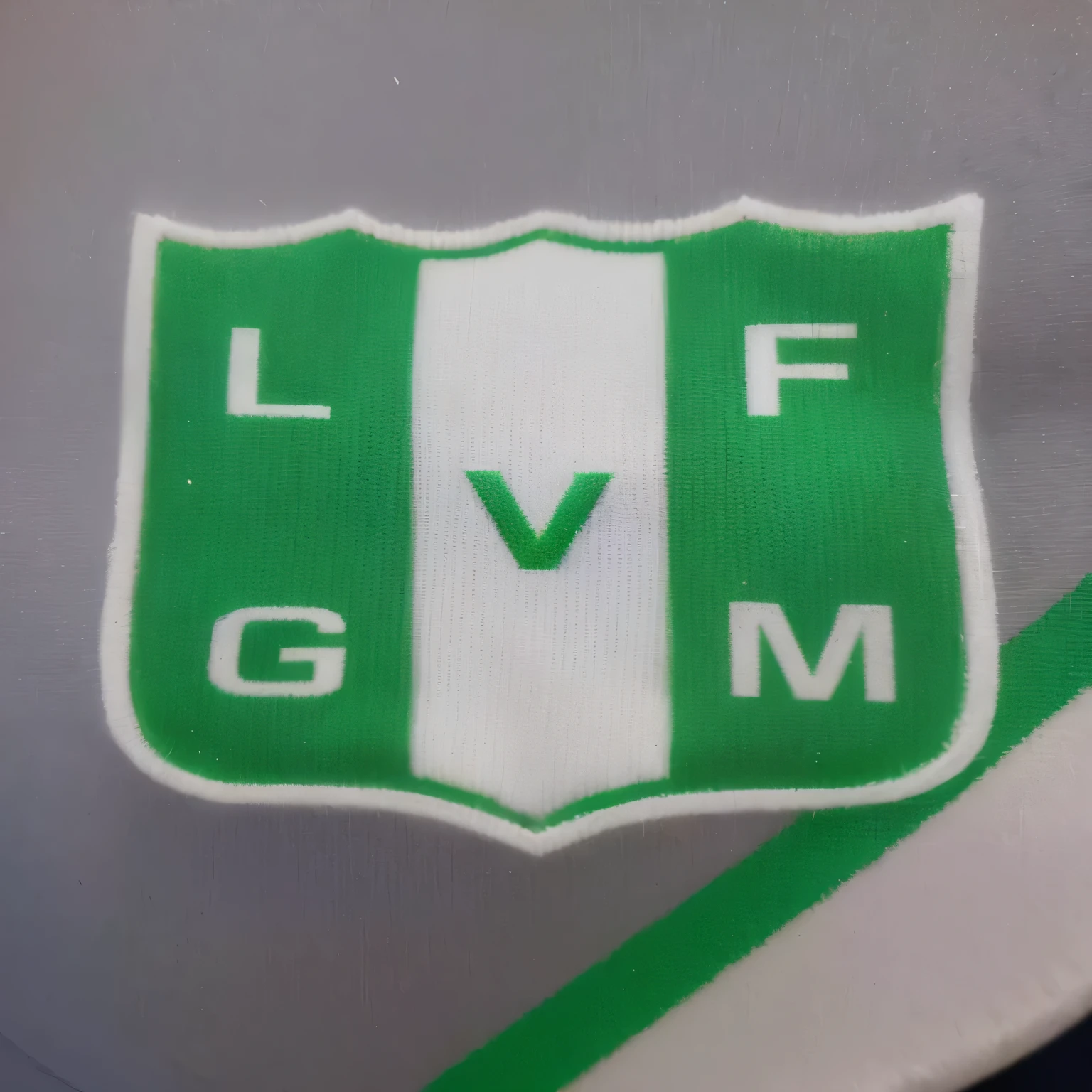 un primer plano de un logotipo verde y blanco en una camisa, imagen de muy muy baja calidad, vinilo sobre acristalamiento, velo de litham verde, lv, foto frontal, ronaldo luis nazario de lima, centro de imagen, Inspired by Víctor Manuel García Valdés, Ronaldo Luis Nazario y Lima, larga vista, primer plano medio, foto detallada con zoom