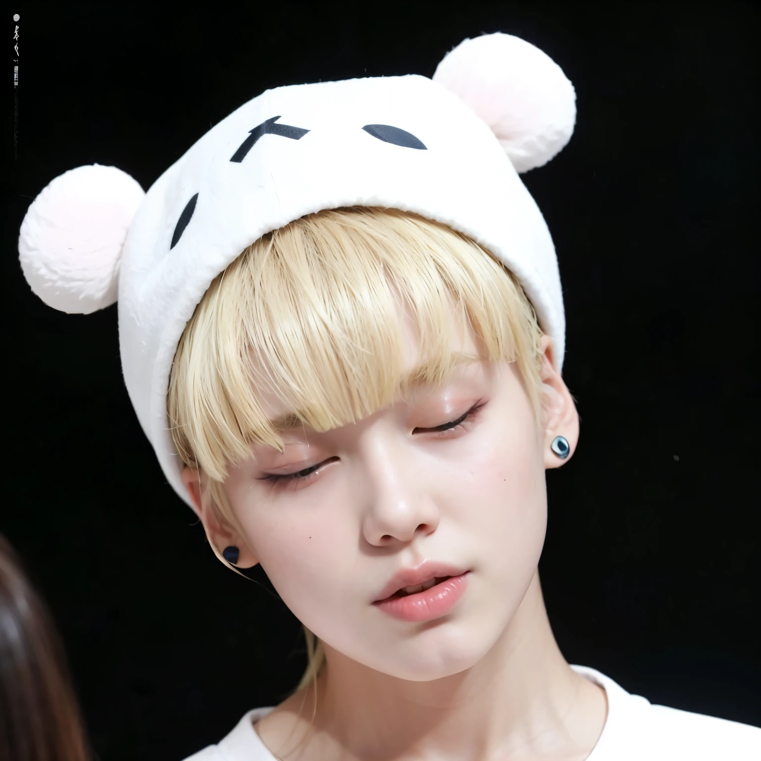 mulher arafa com cabelo colorido sentada em uma mesa, Jung Jaehyun, adorable and pale korean face, Ulzzang inteligente, Kim Doyoung, com cabelo curto, jossi do blackpink, Hong junho hyung, Tae June Kim, Ulzzang, o corte Hime, Jaeyeon Nam, xqc, Parque Jimin, cabelo curto platinado moleca