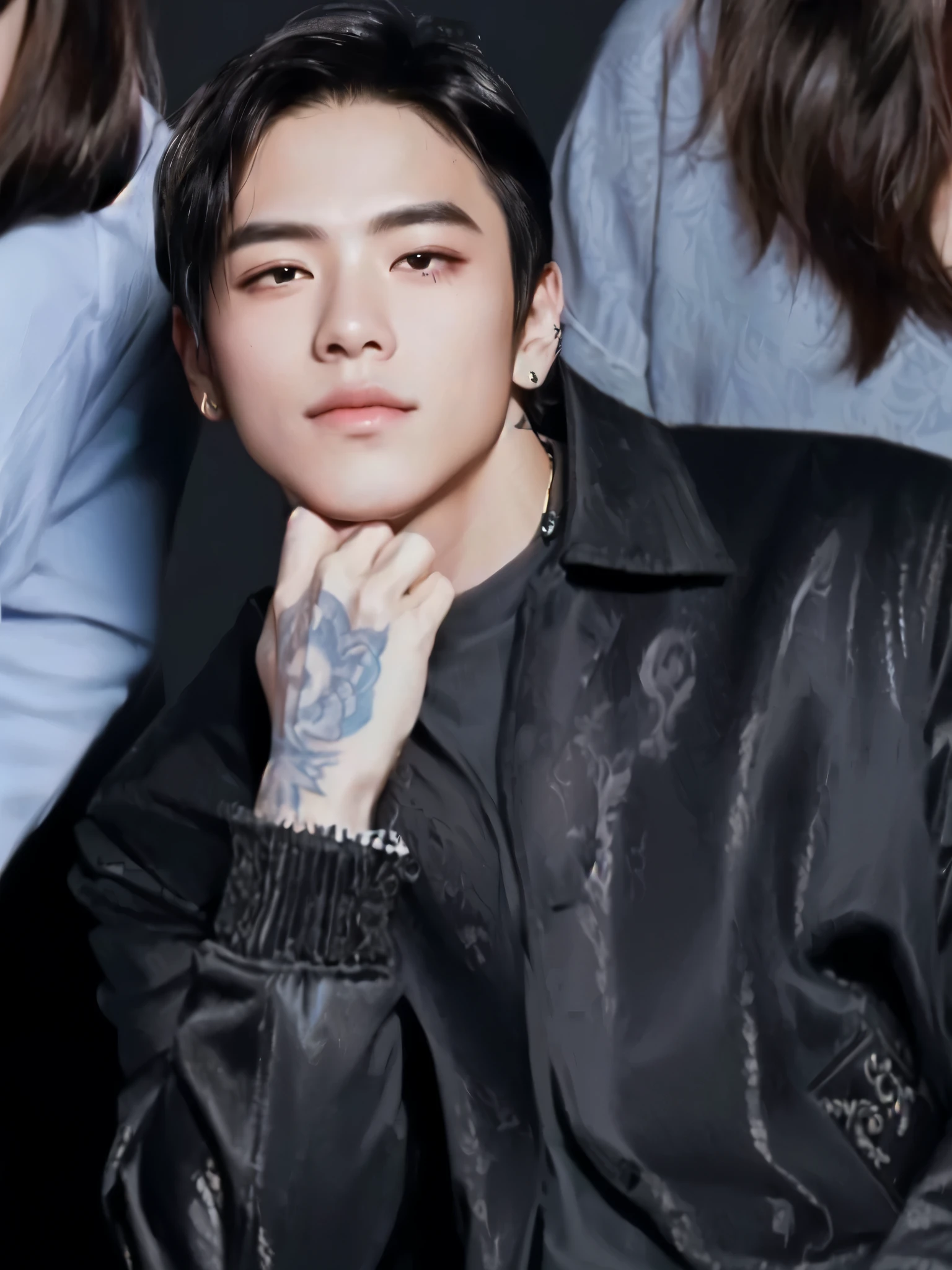 Hombre arafed con tatuajes sentado frente a un grupo de personas., hyung tae, Bian Luan, retrato de jossi de blackpink, Yanjun Chengt, cindy avelino, arte de fan, kim taejin, ruan jian, young pale angel, duende, inspired by Adam Dario Keel, marca ariana, Jonny Wan, lv, daoshi