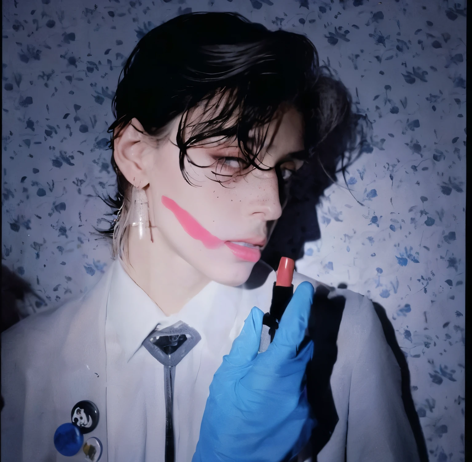 hay una mujer con un labio falso pintado en la cara, androginia, delicate androgynous prince, por Shinoda Toko, beautiful androgynous prince, androgynous vampire, androgynous person, inspirado en Jean Malouel, ark album cover, declan mckenna, androgynous face, androgynous, portrait androgynous girl