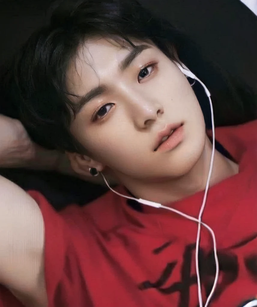 um close de uma pessoa vestindo uma jaqueta preta e piercings, Jungkook, hyung tae, cai xukun, Kim Doyoung, Yoongi de cabelo preto, adorable and pale korean face, Jimin\the right eyelid is swollen, Tae June Kim, Hong junho hyung, inspirado em jeonseok lee, inspirado em Bian Shoumin, Retrato de Jossi do Blackpink, Jimin, kpop boy, korean face, bts jungkook, korean male face, 
