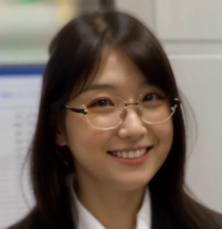 Japan female, 25 years old。Wearing glasses、Long Hair、Express your smile