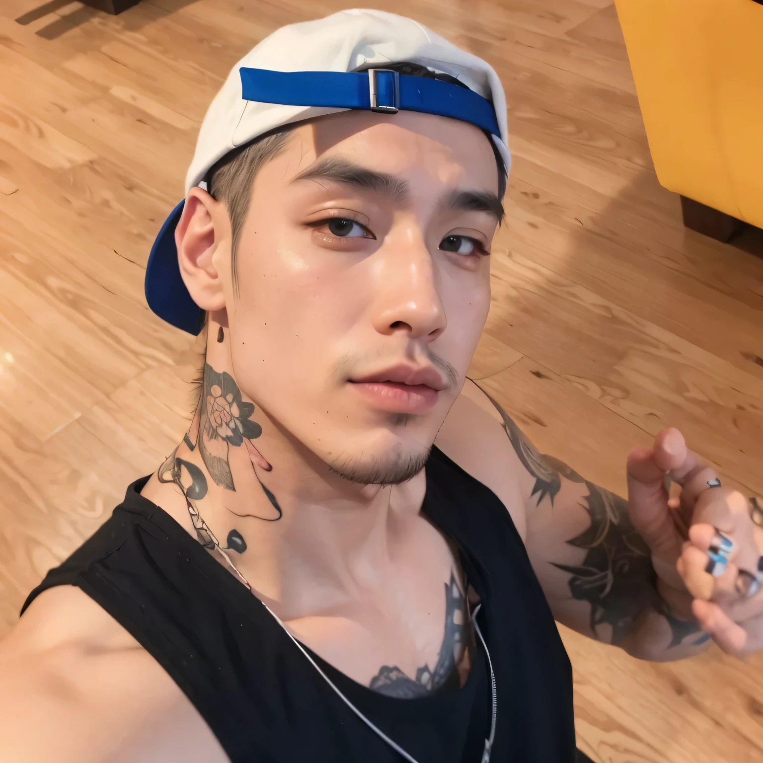 Homem coreano, tatuado, cap, regata preta, 👍🏻