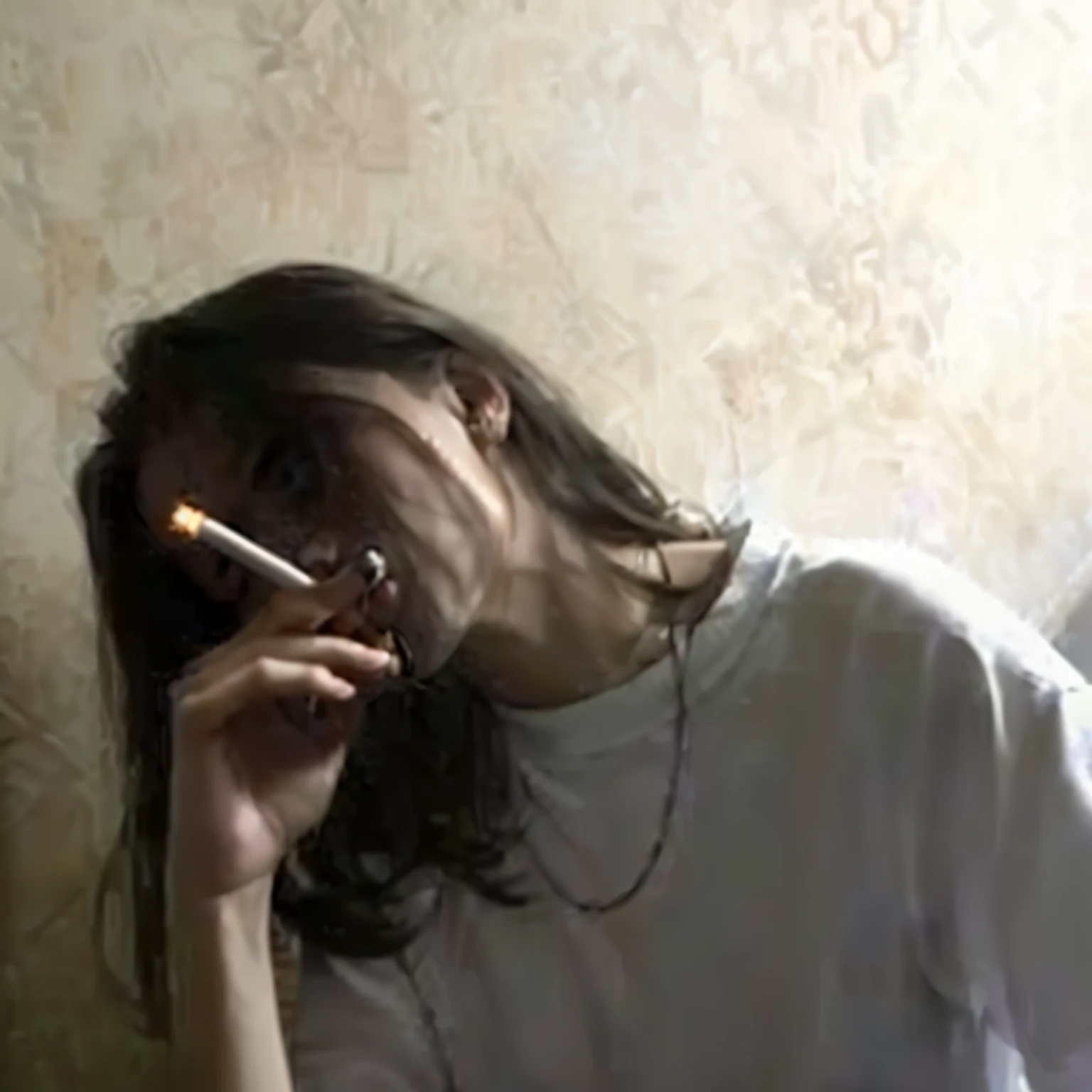 arafed woman smoking a cigarro in a bathroom with a toilet, cigarro, Dramatic smoking pose, aesthetics grunge!!! (, cigarros, smoking cigarro, with a cigarro in its mouth, fazendo uma pausa para fumar, Tumblr Aesthetics, cigarro smoke, cigarro dangling, mulher fumando, aesthetics ", smoking a cigarro, 8k)), Ulzzang, fuma, Se eu