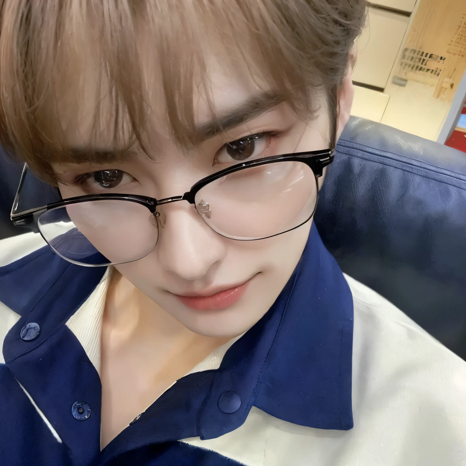 Mujer arafed con gafas y una camisa azul posando para una foto., cai xukun, Jung Jaehyun, sakimichan, con gafas, jinyoung shin, hyung tae, ( ( los anteojos ) ), kim taejin, Hong June Hyung, jungkook, con gafas on, Shin Jeongho, pintar ulzzang, Yanjun Chengt