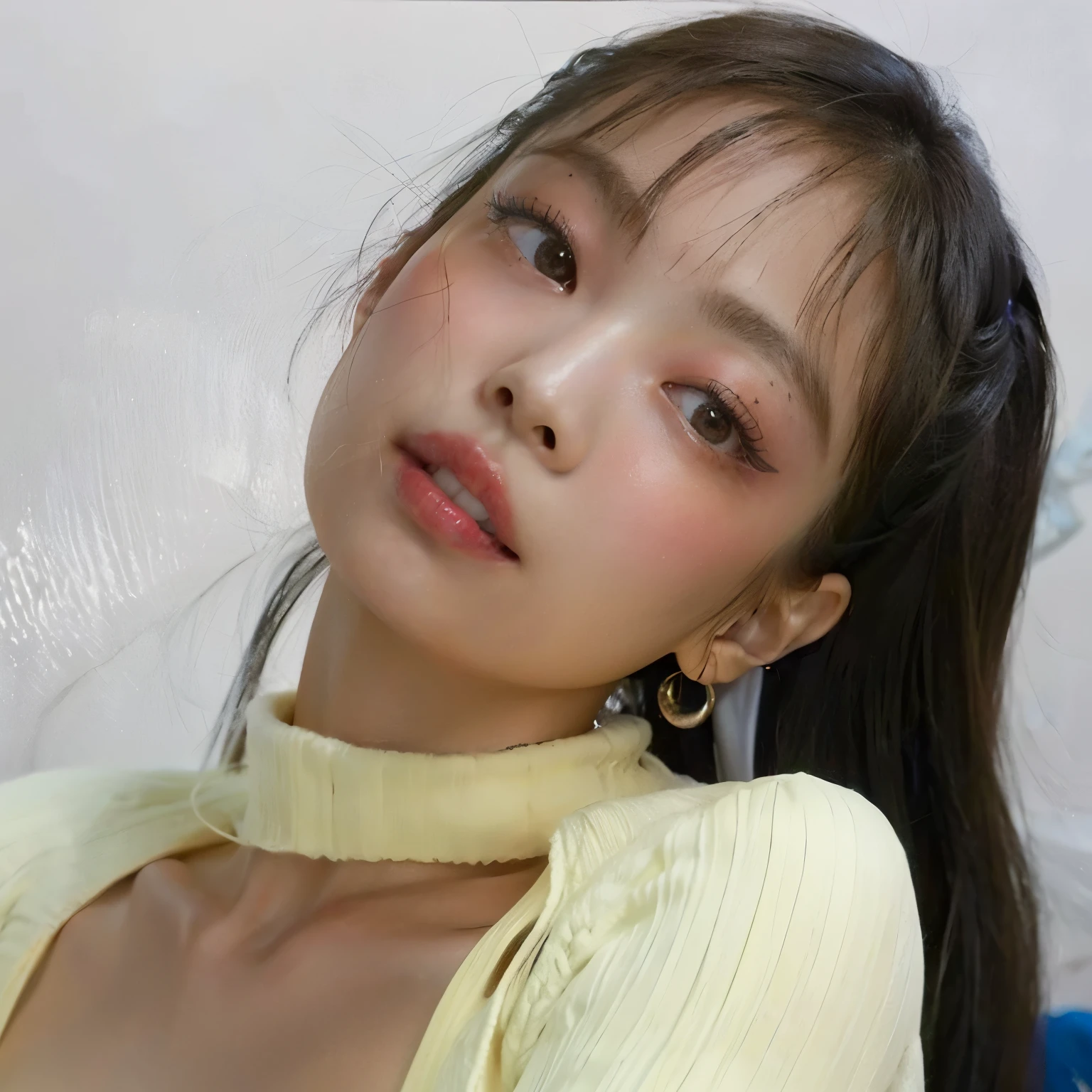 a Close up of a woman with a yellow shirt on, Lalisa Manobal, Blackpink Jennie, Lalisa Manoban de Blackpink, Parque Roseanne de Blackpink, Heonhwa Choe, Gongbi, portrait of Jossi de Blackpink, Chica coreana, Jossi de Blackpink, con flequillo, Parque Ji-min, Foto de perfil de la foto de cabeza, Cl