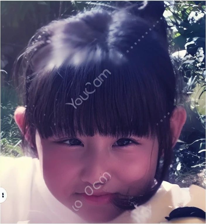 Remove text from a picture Ucam black and white photo style、I would like it in pencil style。Eyes、Small and thin、Make your eyes look droopy。