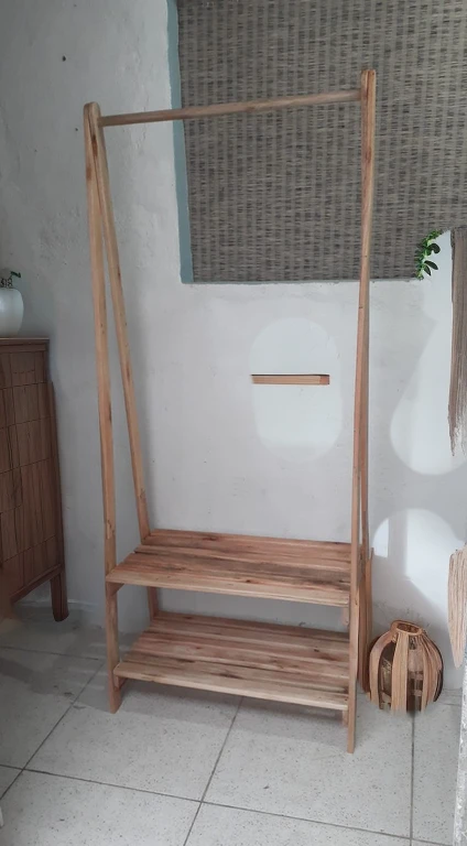 there is a wooden rack with a towel rack, estruturas de madeira, Escadas de madeira, suportes de madeira, plataformas de madeira, wooden furniture, wooden furniture, Cavalete, palete, estande de arte, prateleiras, com um material de madeira, simple wood prateleiras, 8ft tall, escada, fundo feito meia madeira, Stand de batalha, moldura de madeira, 165 cm de altura, rustic