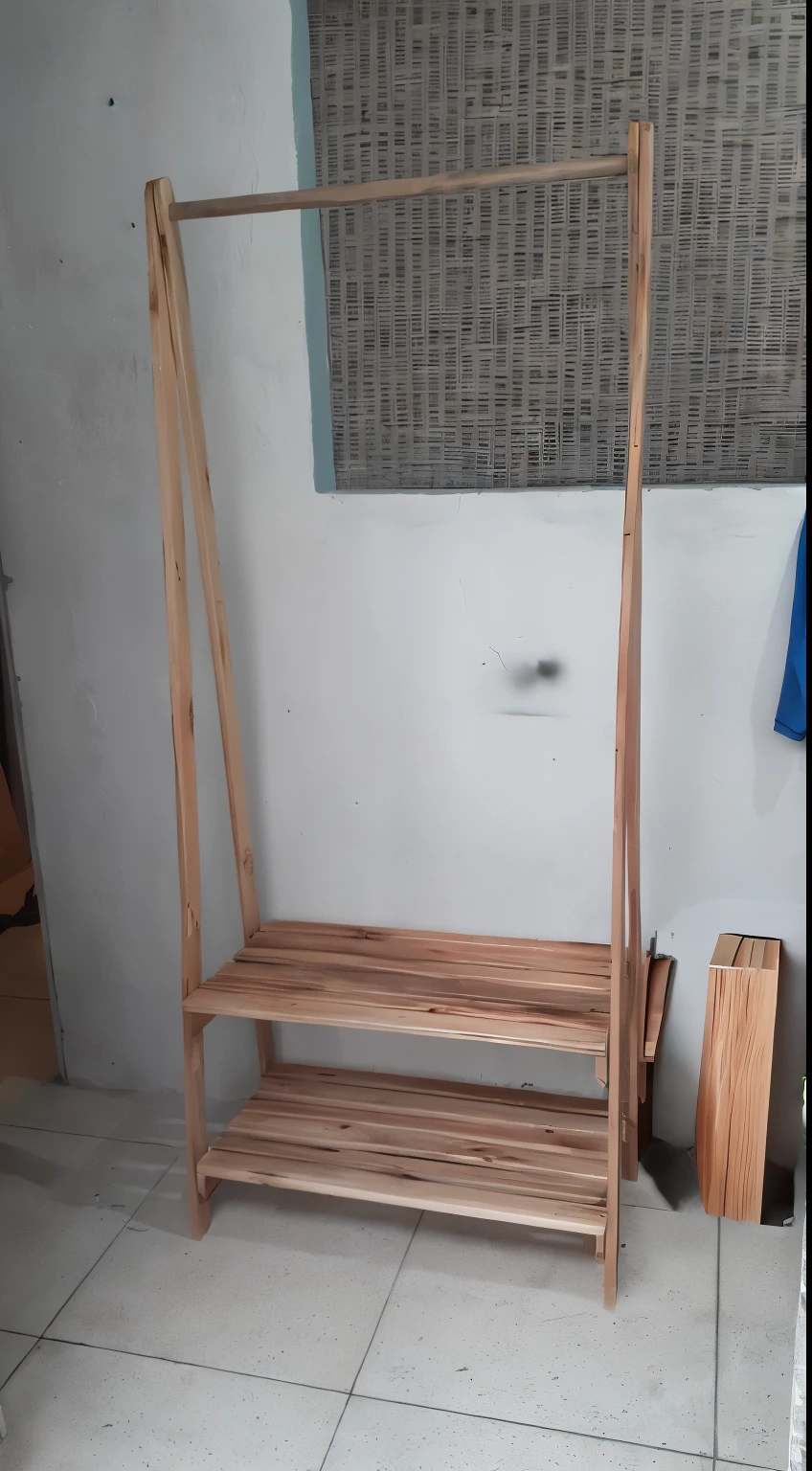 there are wooden structures, Escadas de madeira, suportes de madeira, plataformas de madeira, wooden furniture, wooden furniture, Cavalete, arara de roupa, palete, estande de arte, prateleiras, com um material de madeira, simple wood prateleiras, 8ft tall, escada, fundo feito de parede branca, moldura de madeira, 165 cm de altura, rustic
