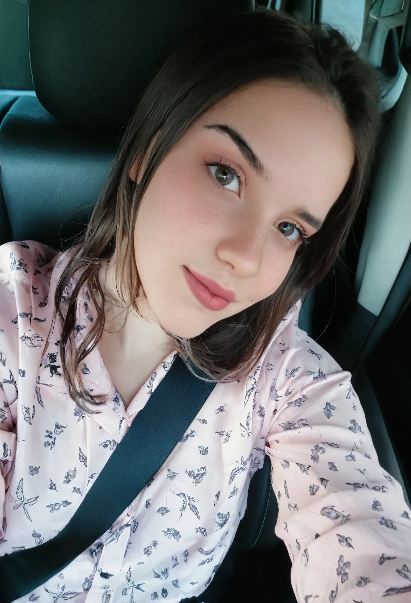 puffy woman in a car with pink shirt and black seat belt, 🤤 retrato de , 18 anos de idade, sentada no carro dela, ayahausca, sem maquiagem, bochechas rosadas, de 19 anos, Violeta Myers, 1 8 are, cerca de 20 anos, selfie de uma jovem, 1 6 anos