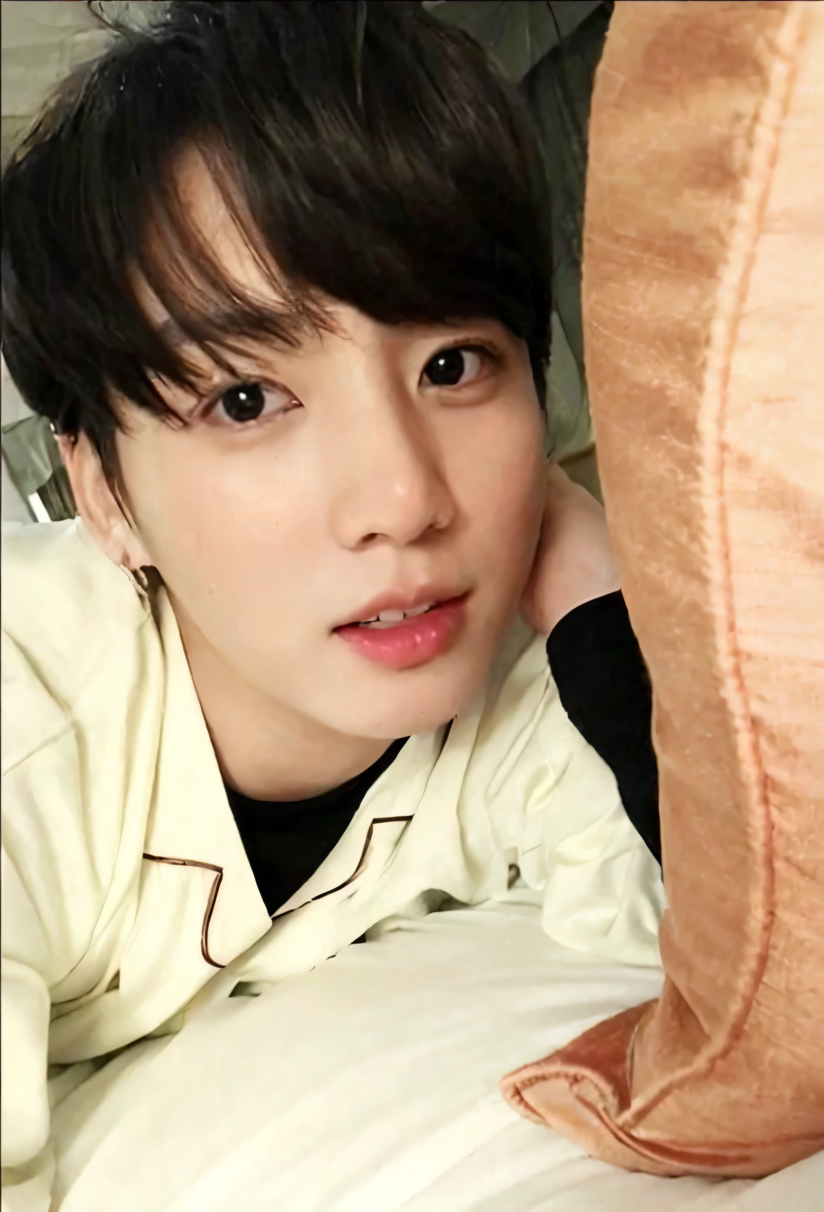 (masterpiece:1.3), (8k, Fotorrealista, raw photography, Calidad de imagen superior: 1.4), Chicas de secundaria japonesas、(Peinados al azar:1.2)、escote del pecho:1.2、super detailed face、Ojo del detalle、double eyelid、Junta tu pecho、Sharp focus:1.2、mujer bonita:1.4、Light brown hair、de primera calidad、masterpiece、super high resolution、(Fotorrealista:1.4)、Professional and highly detailed lighting smile.、Prendas de punto holgadas y ligeras、hombro hacia afuera、esbelto、serious facial expression、de pelo corto、fatal position