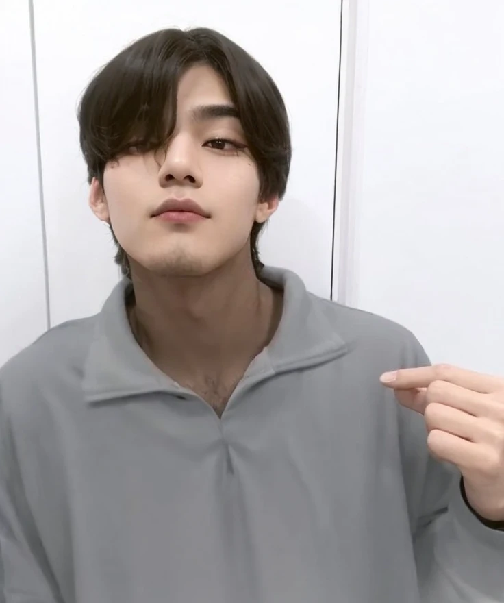  Olhos grandes, labios rosados, cabelo preto, casaco cinza, black tattoo closed neck, pele clara, ultra qualidade, homem coreano, Taehyung, coreia, bts, cabelo curto, barba raspada