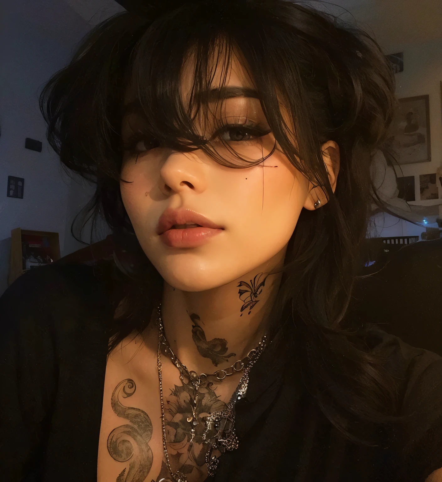 Mulher de cabelos pretos, with tattoo on neck , roupa preta