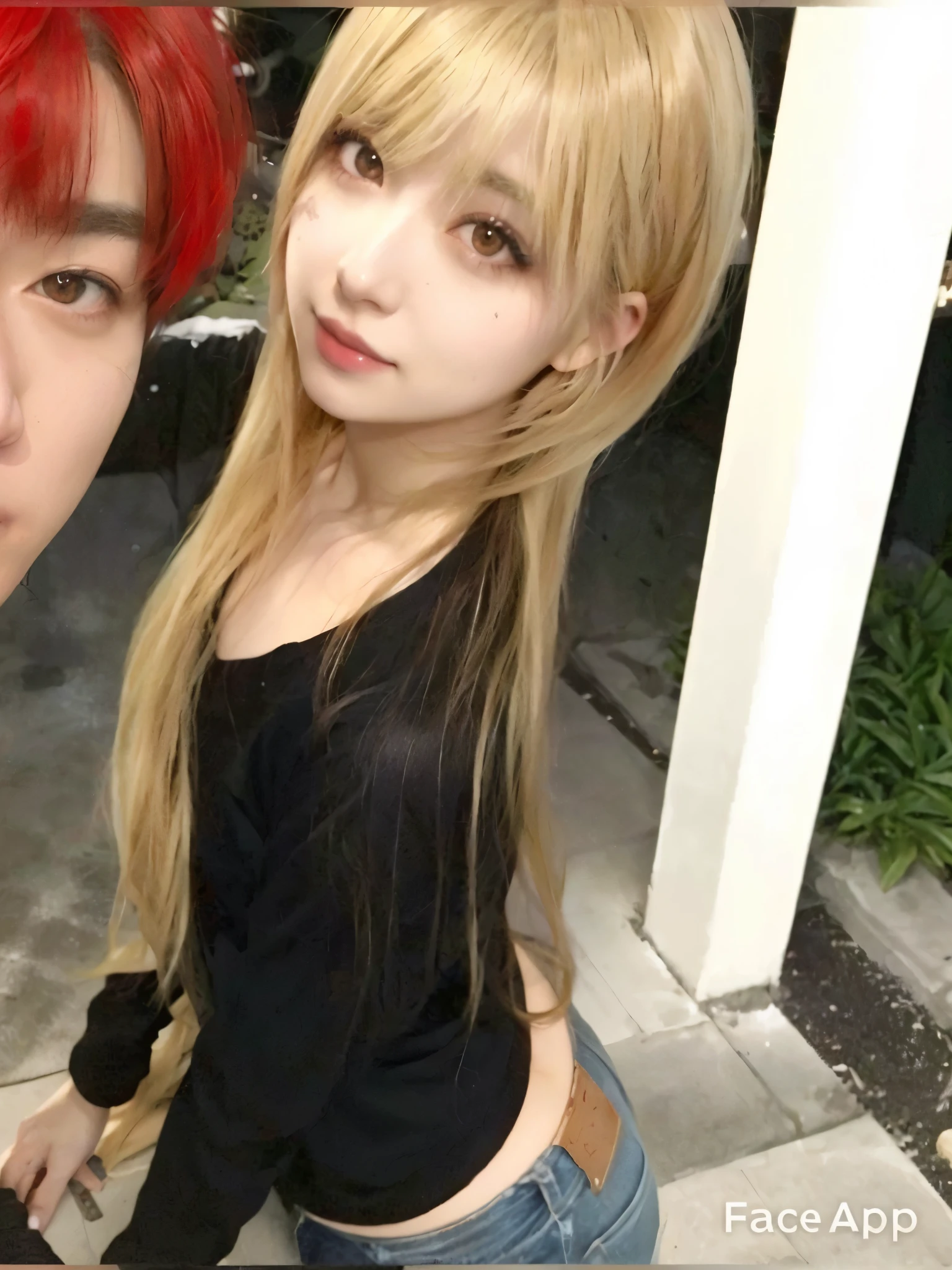 chica arafed con pelo rojo y un chico con pelo rojo, misa amane , el corte de hime, misa amane, Lalisa Manobal, chica anime en la vida real, ( ( misa amane # ) ), Lalisa Manoban de Blackpink, con pelo largo y rubio, 1 boy with a thin face, blonde hair, blue eyes, rostro adorable, realista, red hair, ojos azules, cute face, perfecta