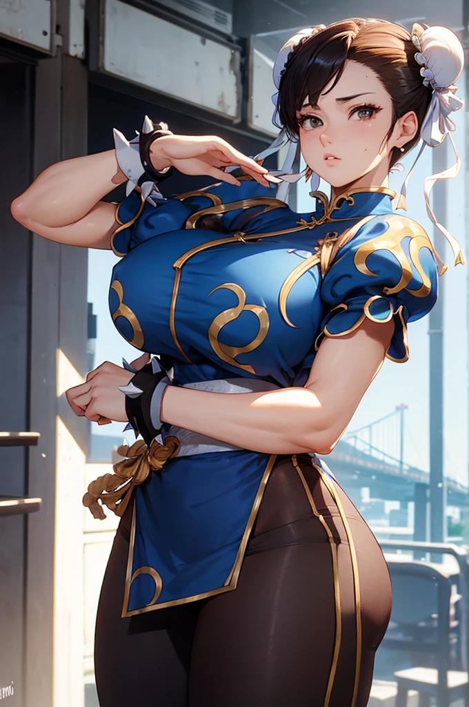 obra de arte, melhor qualidade, chun li, rabo de cavalo, hair tie, moletom azul, black sweatpants, olhando para o espectador, fundo da cidade, tiro de vaqueiro