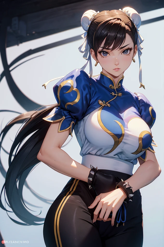 obra de arte, melhor qualidade, chun li, rabo de cavalo, hair tie, moletom azul, black sweatpants, olhando para o espectador, fundo da cidade, tiro de vaqueiro
