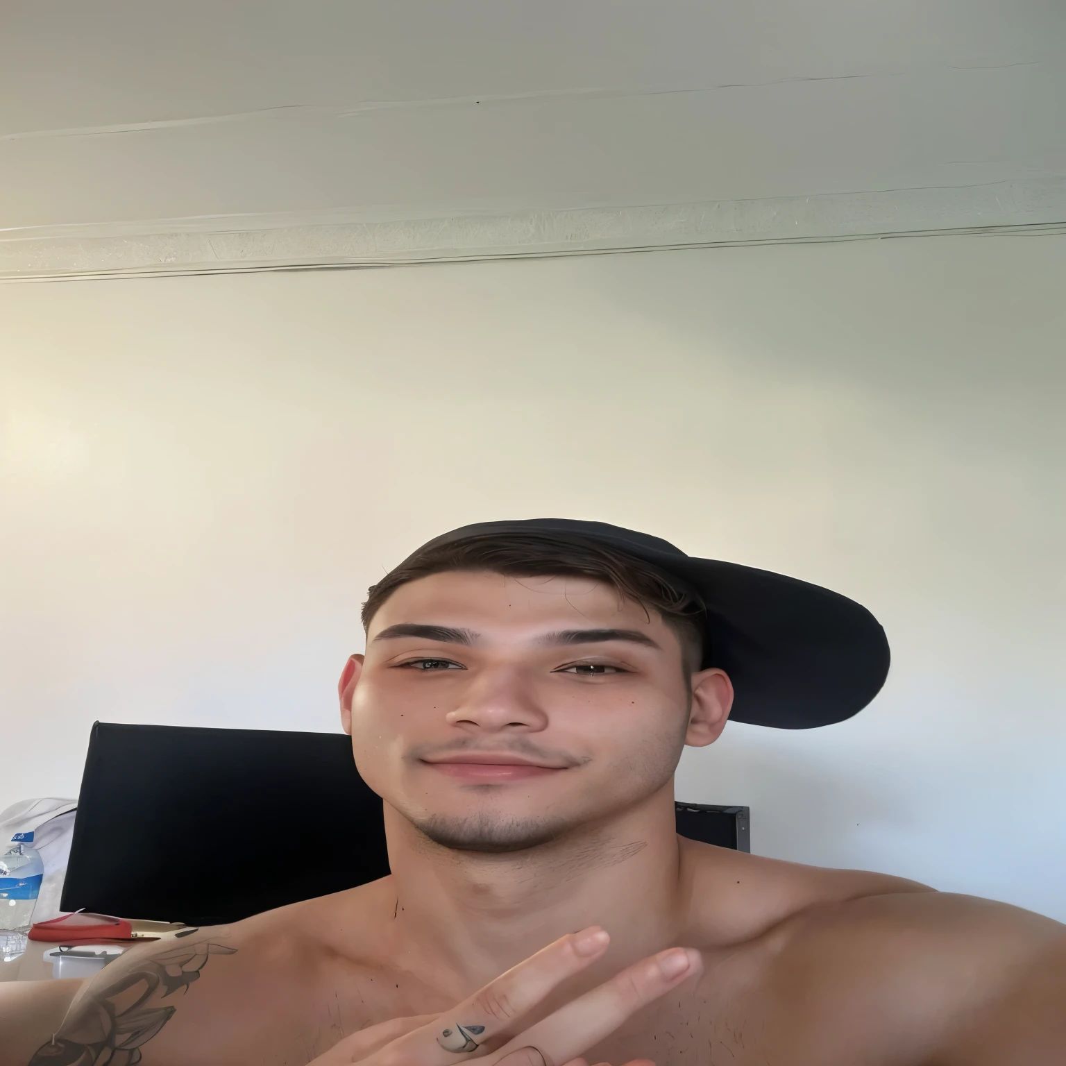 there is a man with a hat on his head making a peace sign, muscle contraction coil / jogador ludwig, foto frontal, foto profissional, 21 anos de idade, 23 anos, 22 anos de idade, 18 anos de idade, cerca de 19 anos, imagem de qualidade muito baixa, 24 anos de idade, foto de perfil profissional, 27 anos de idade