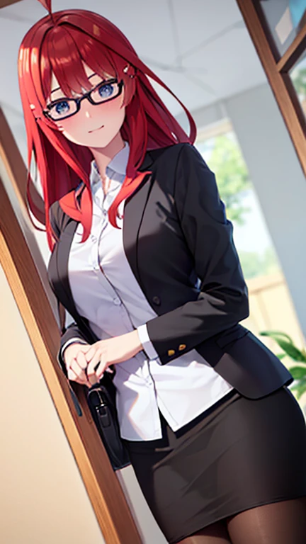 , , estilo mksks, antecedentes detallados, 1 chica, alone, Itsuki Nakano, Envejecido, mujer madura, adorno para el cabello estrella, ancho, cabello rojo, ahogo, golpes, cabello ojos asombrosos, cola de caballo, blue eyes, pechos grandes , chica de oficina, gafas rojas, abajo, chaqueta de traje negro, chaqueta con cuello, camisa de vestir blanca, camisa de cuello, escote, botones, acollador, ID card on the neck.., Black pencil skirt, pantimedias negras, sonrisa, rubor, mirando al espectador,Punto de vista(desde abajo), Seductor, avergonzado, oficina, escritorio, computadora, interior, ((sweat rubor, pechos grandes, cintura media, Caderas anchas, muslos medianos, buena anatomia buenas manos